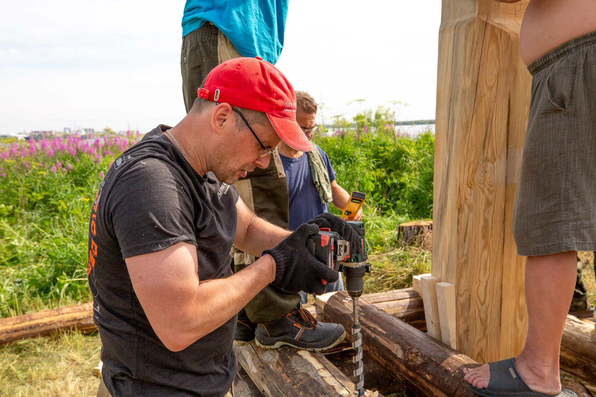 Воздвижение поклонного креста. Кегостров. Фотограф — путешественник Светлана Романовская