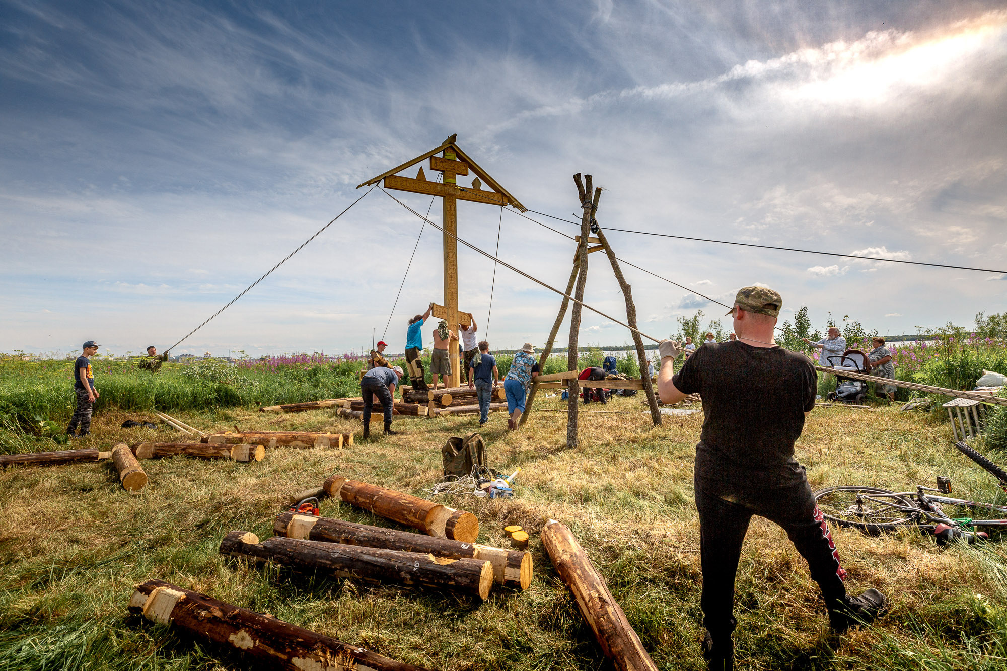 Воздвижение поклонного креста. Кегостров. Фотограф — путешественник Светлана Романовская