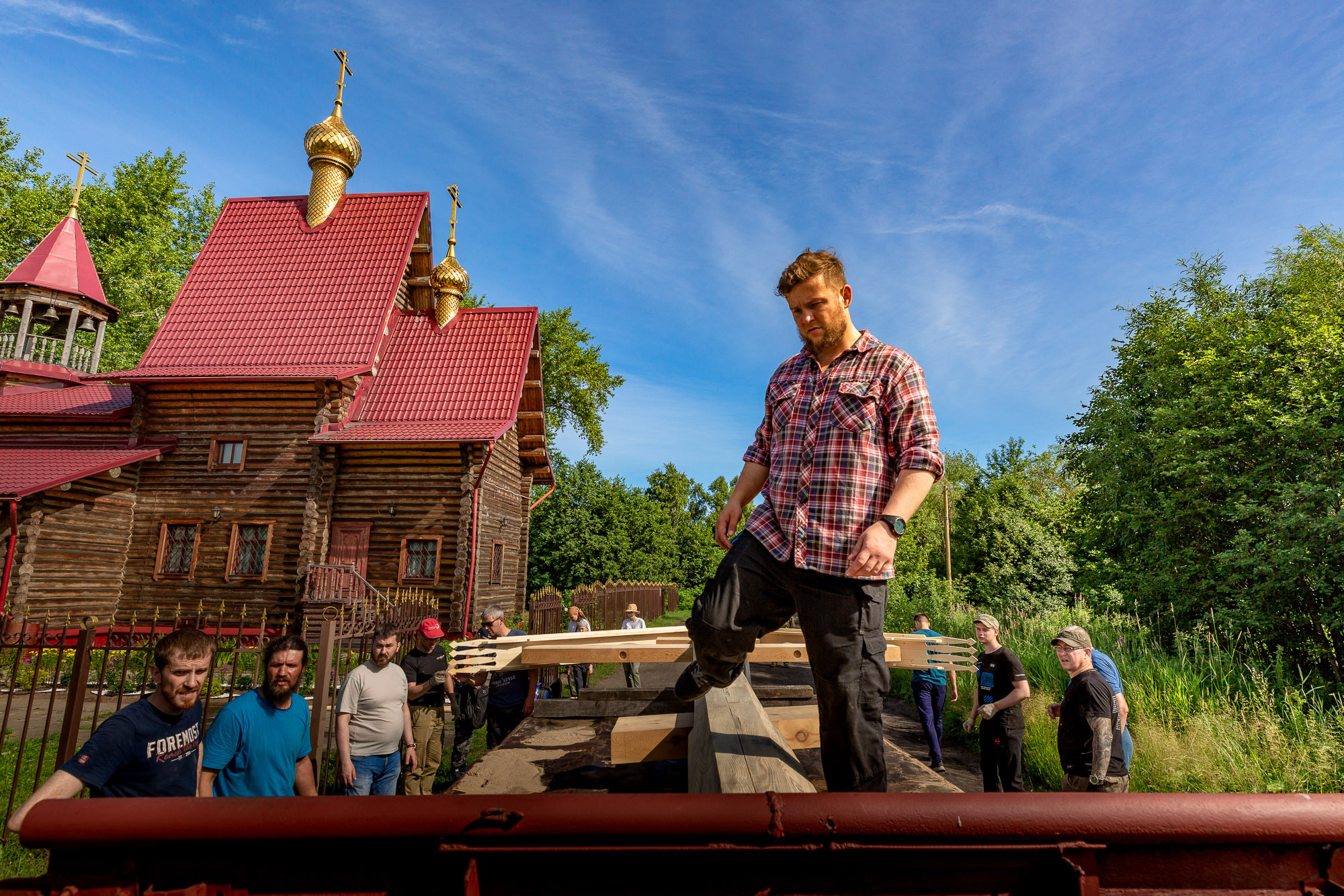 Воздвижение поклонного креста. Кегостров. Фотограф — путешественник Светлана Романовская