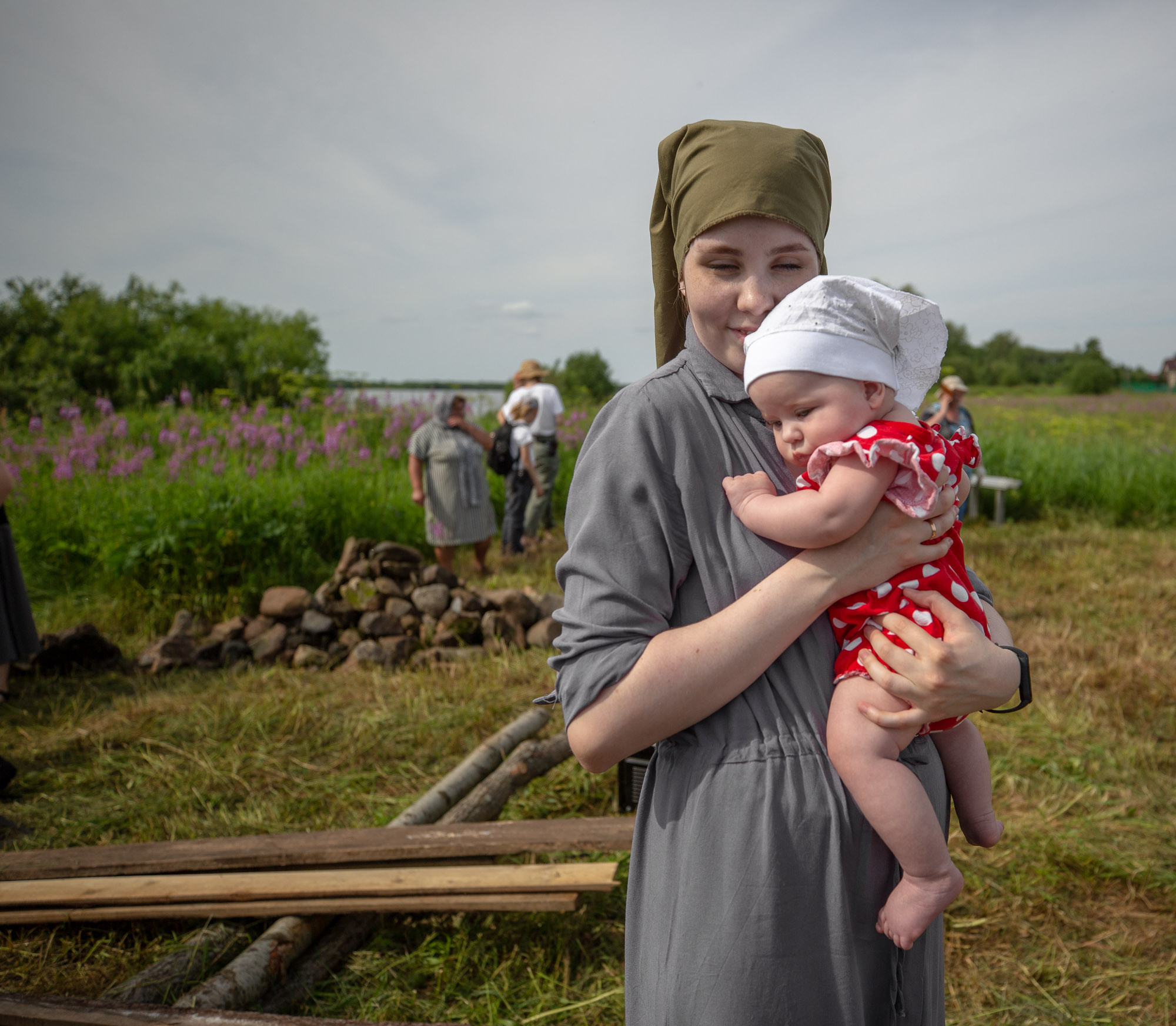 Воздвижение поклонного креста. Кегостров. Фотограф — путешественник Светлана Романовская