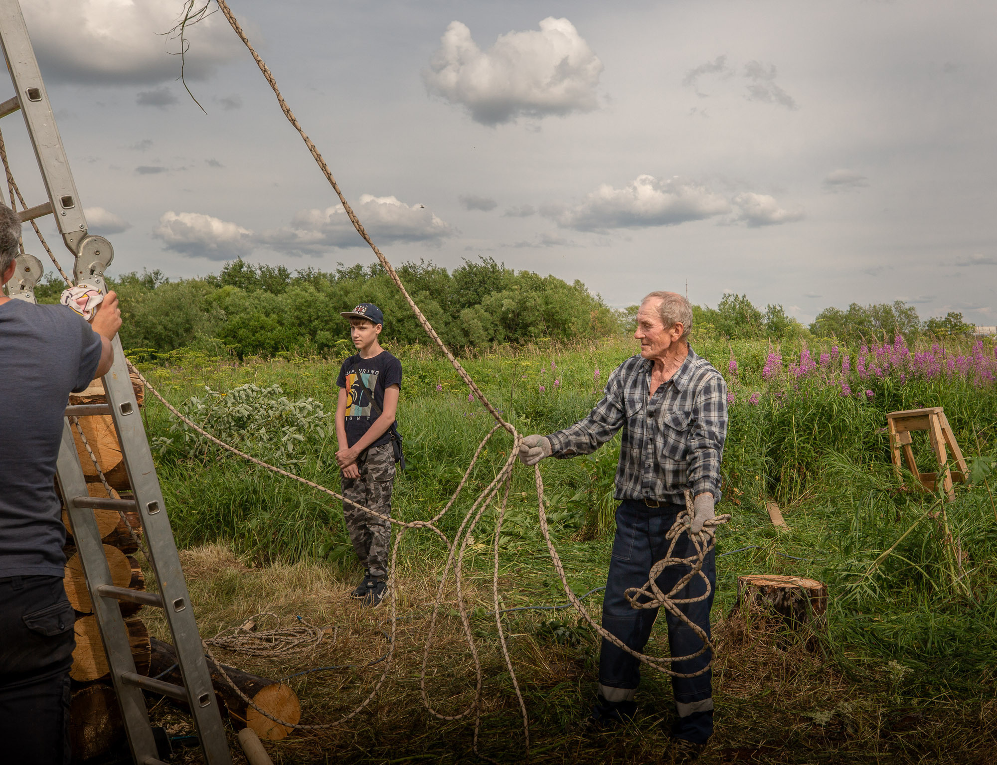 Воздвижение поклонного креста. Кегостров. Фотограф — путешественник Светлана Романовская