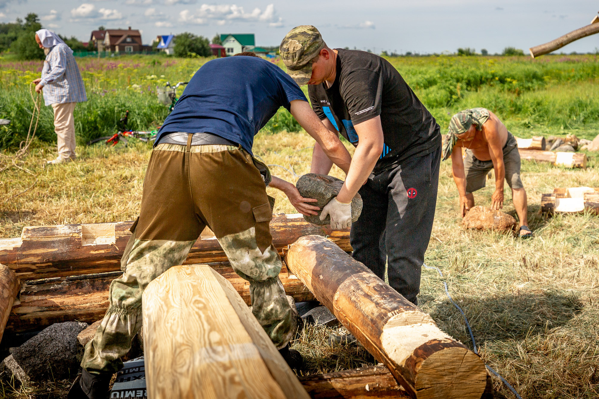 Воздвижение поклонного креста. Кегостров. Фотограф — путешественник Светлана Романовская