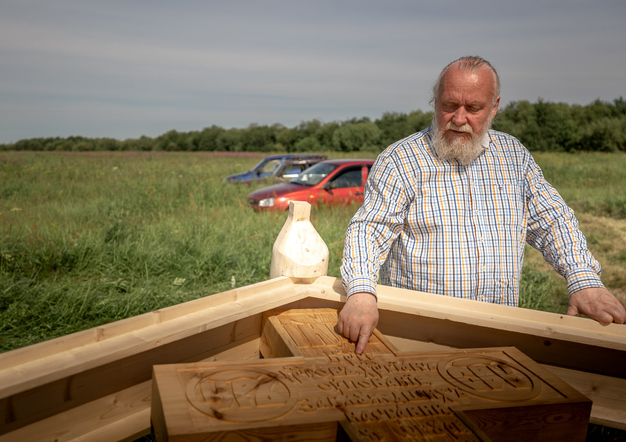 Воздвижение поклонного креста. Кегостров. Фотограф — путешественник Светлана Романовская