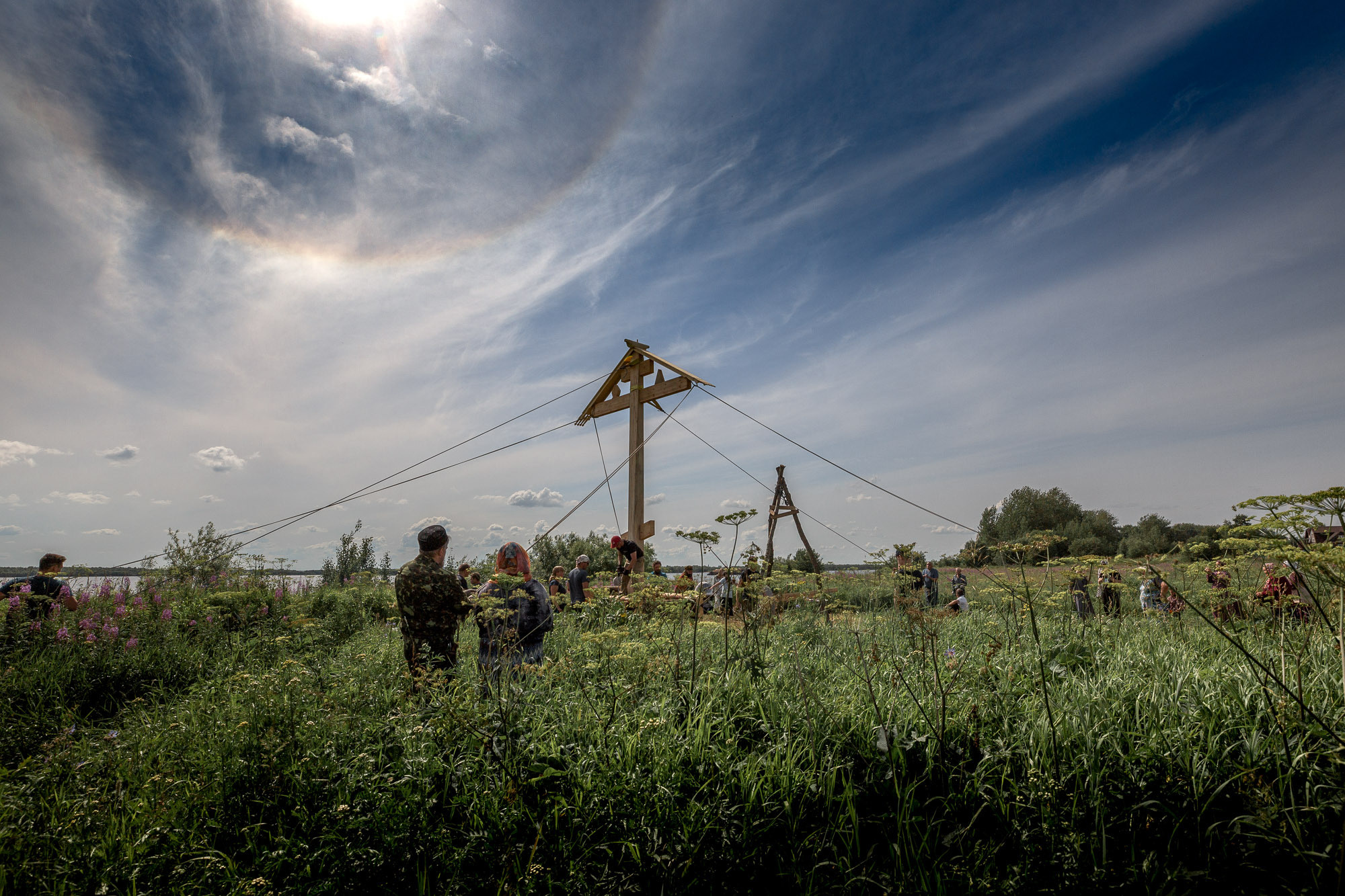 Воздвижение поклонного креста. Кегостров. Фотограф — путешественник Светлана Романовская