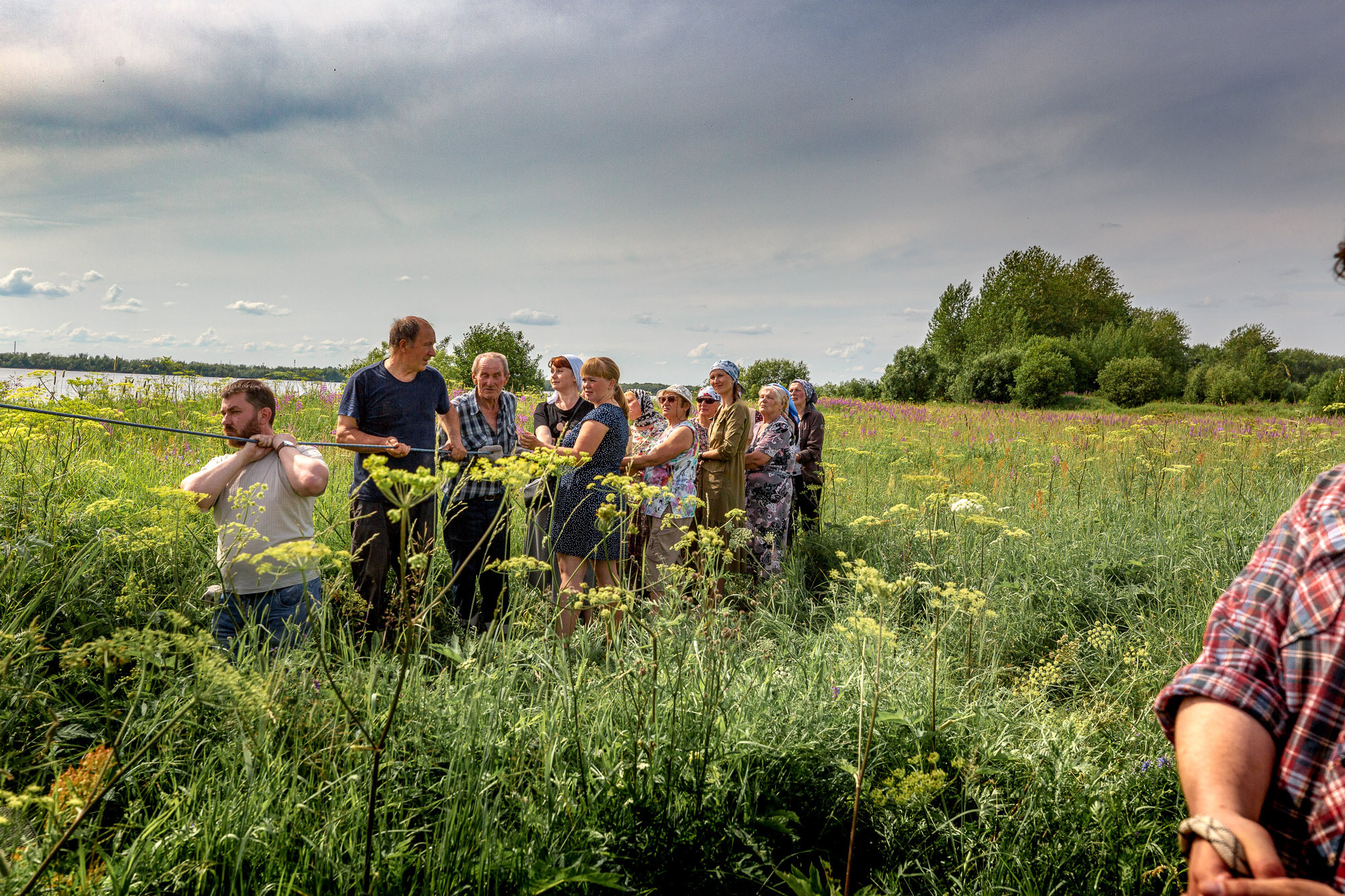 Воздвижение поклонного креста. Кегостров. Фотограф — путешественник Светлана Романовская