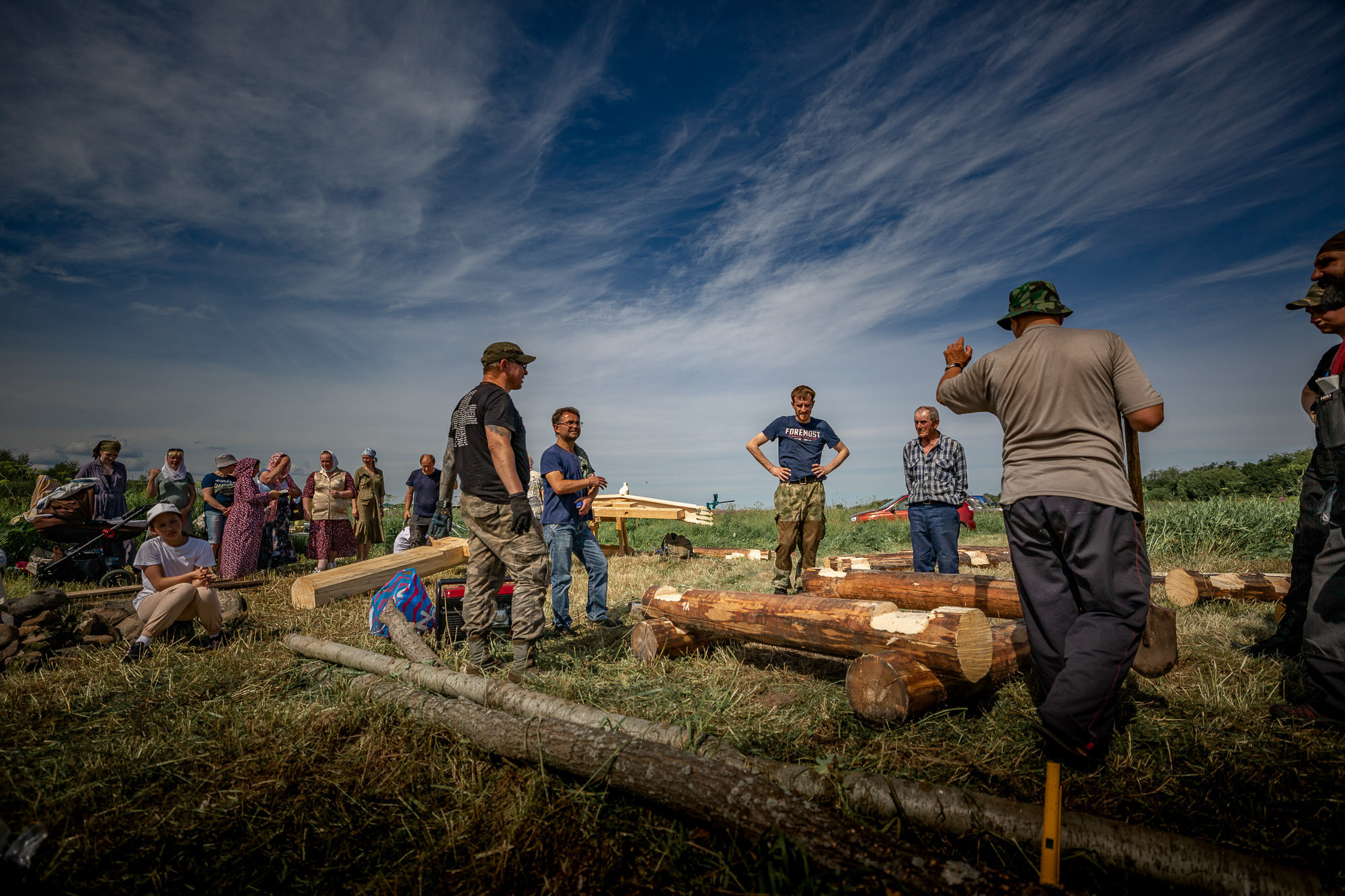 Воздвижение поклонного креста. Кегостров. Фотограф — путешественник Светлана Романовская