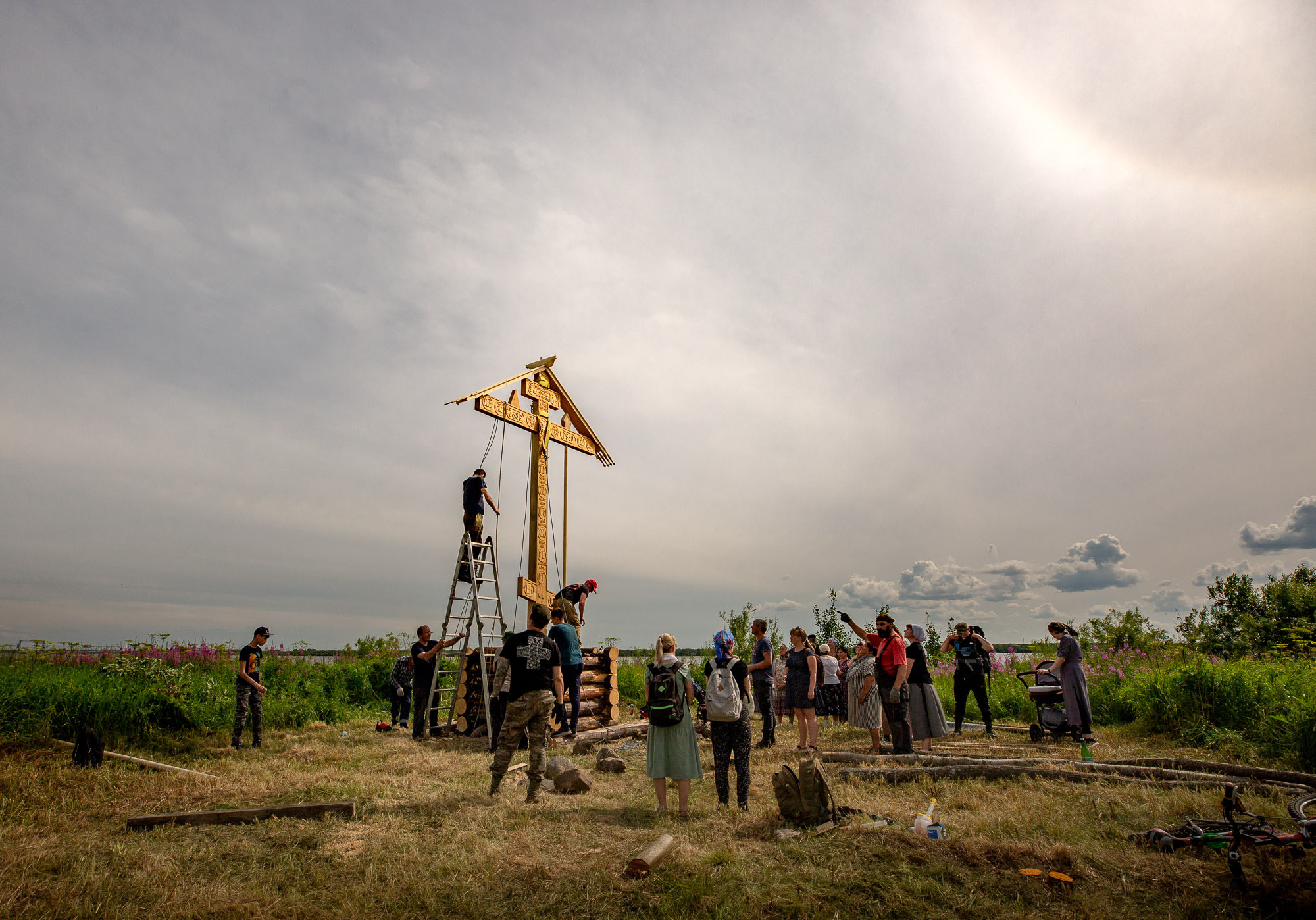 Воздвижение поклонного креста. Кегостров. Фотограф — путешественник Светлана Романовская