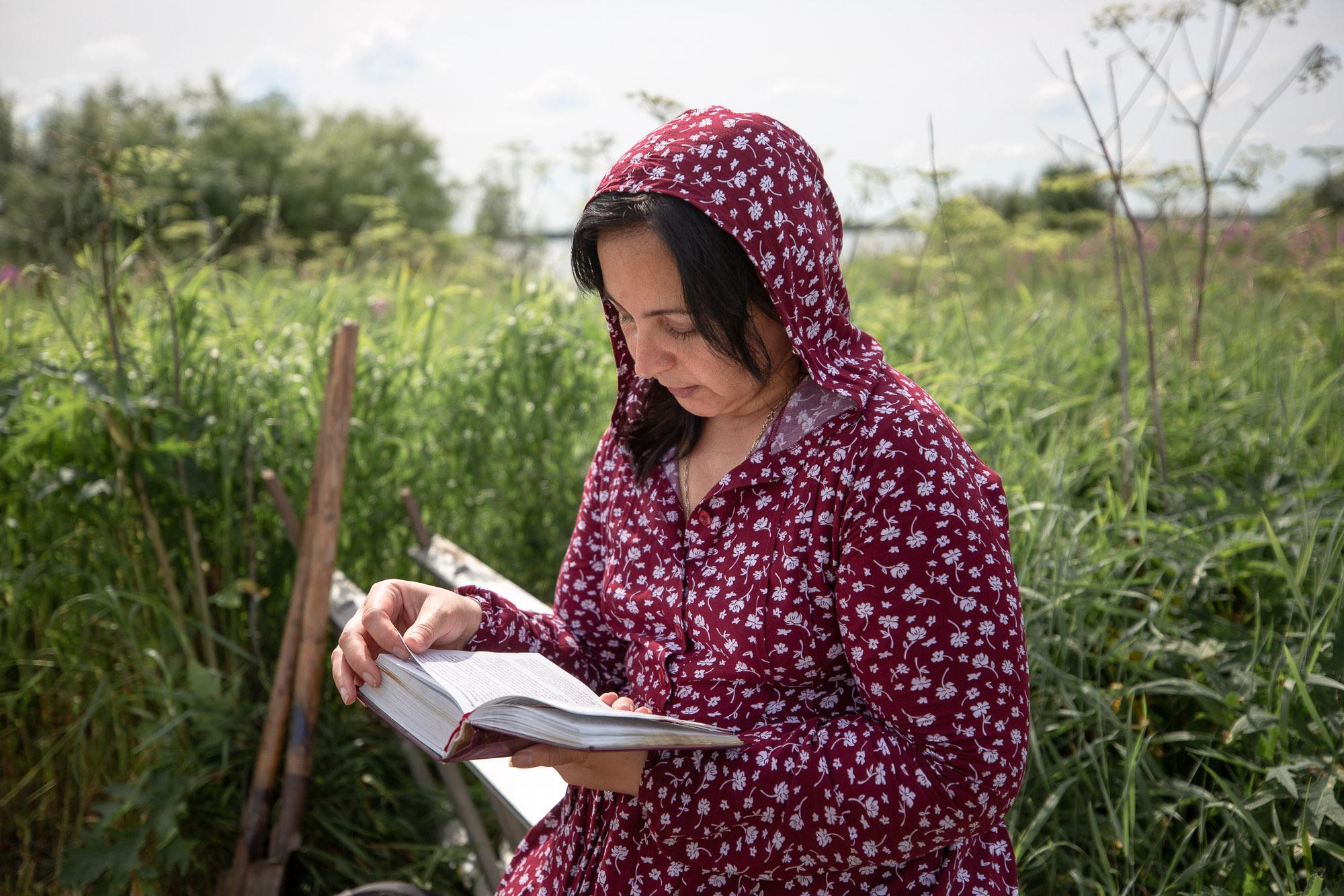 Воздвижение поклонного креста. Кегостров. Фотограф — путешественник Светлана Романовская