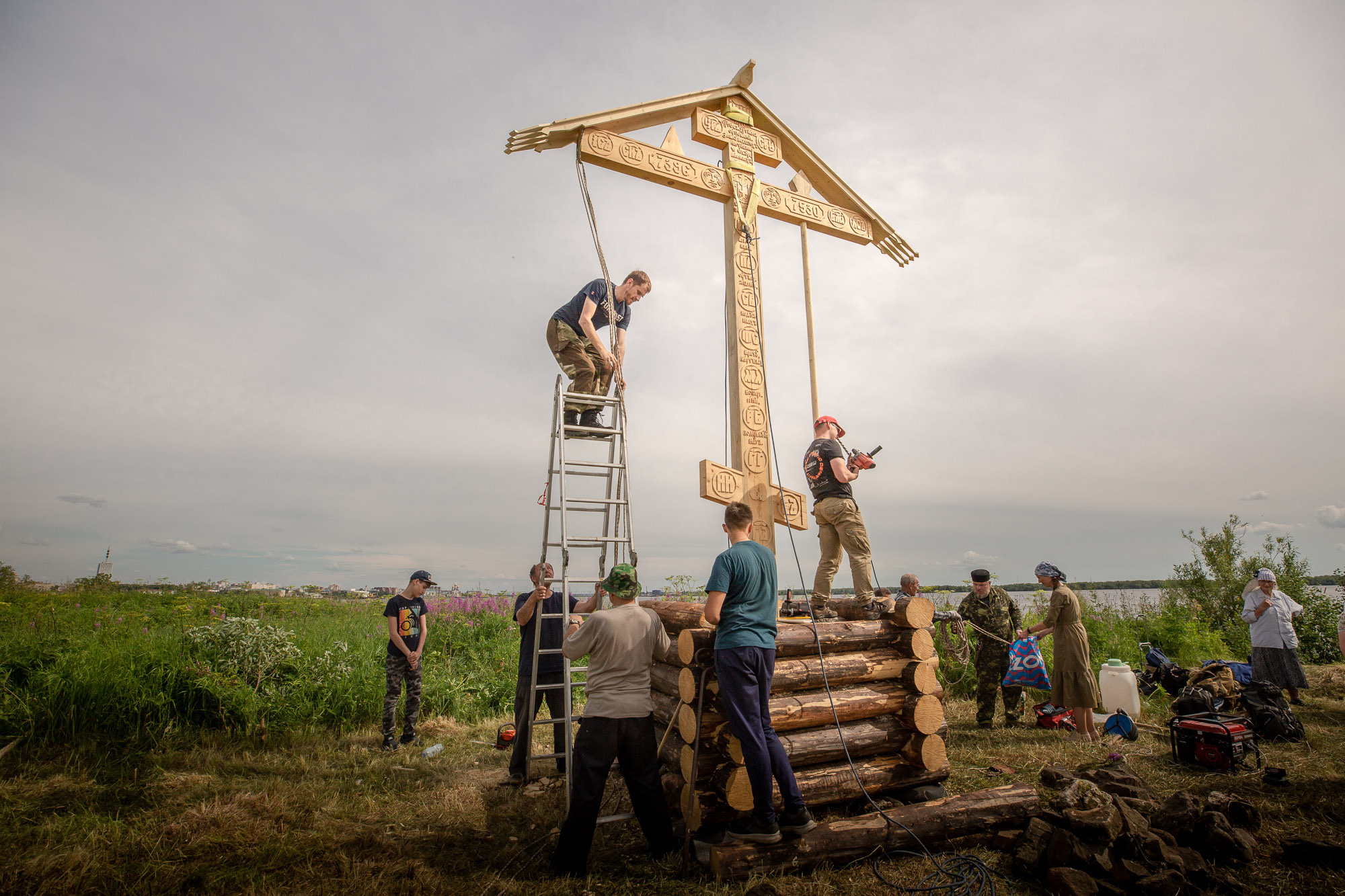 Воздвижение поклонного креста. Кегостров. Фотограф — путешественник Светлана Романовская
