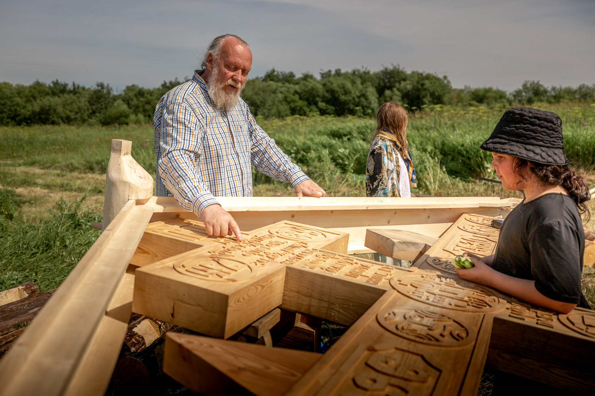 Воздвижение поклонного креста. Кегостров. Фотограф — путешественник Светлана Романовская