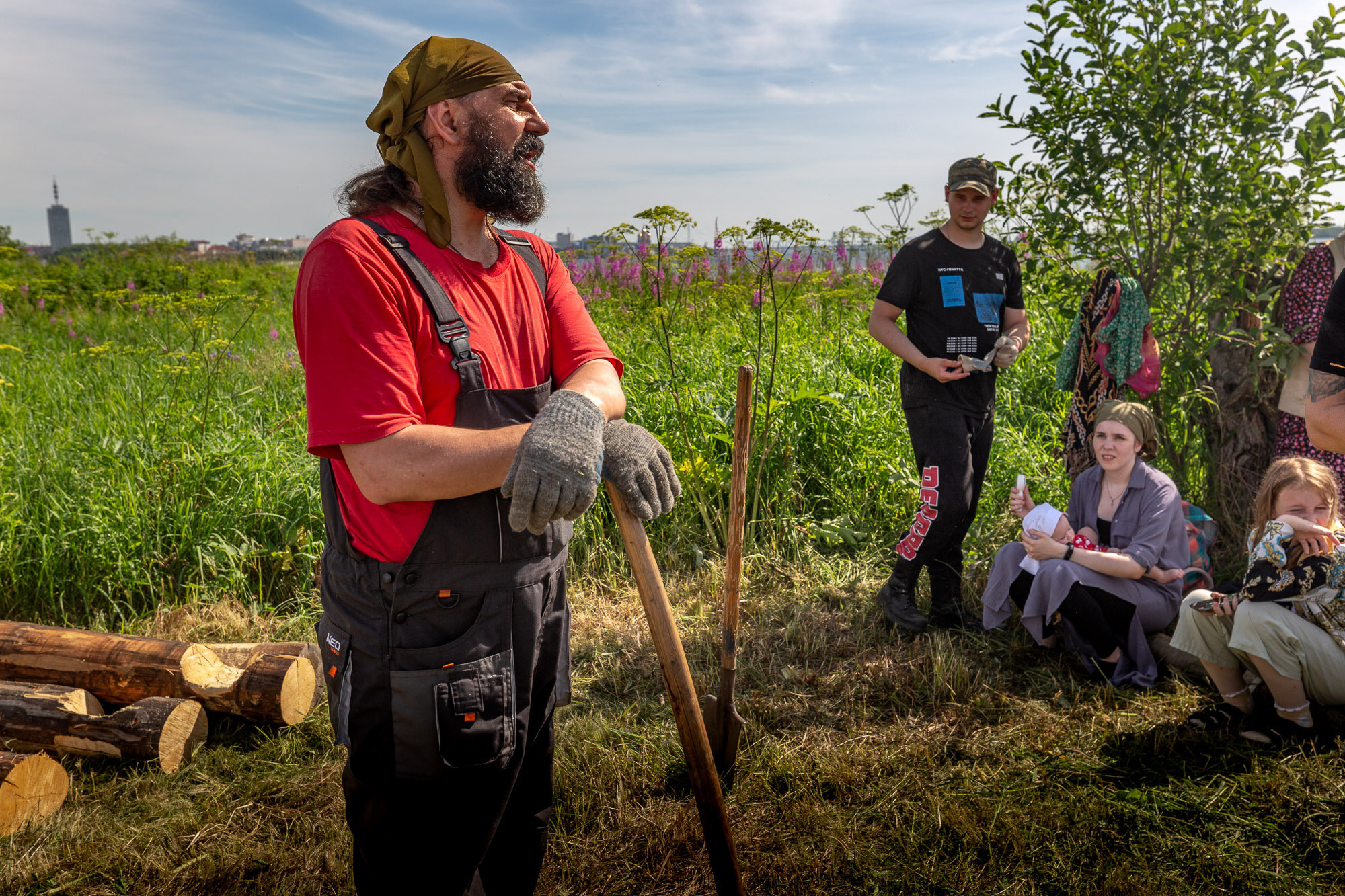 Воздвижение поклонного креста. Кегостров. Фотограф — путешественник Светлана Романовская