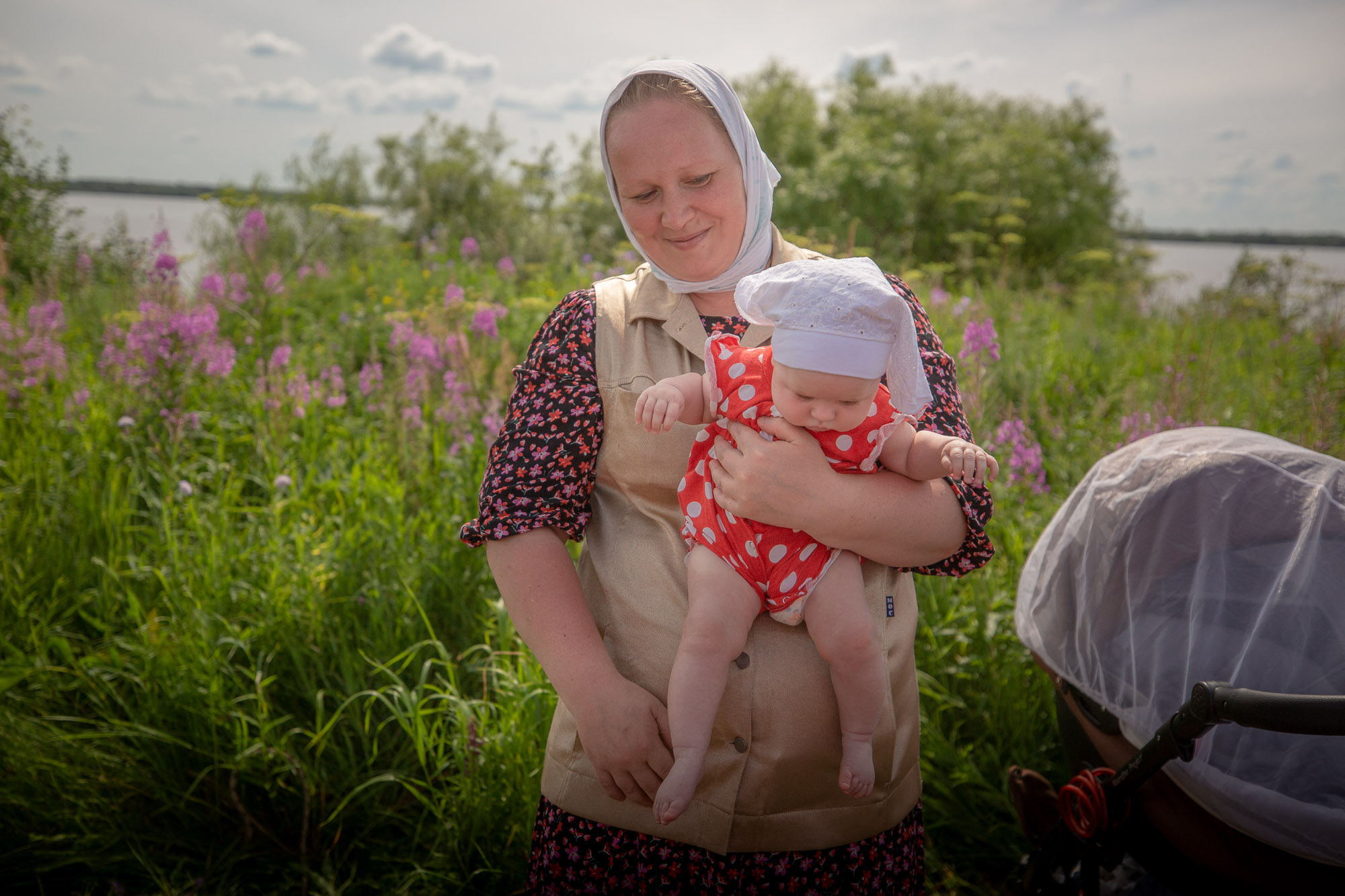 Воздвижение поклонного креста. Кегостров. Фотограф — путешественник Светлана Романовская