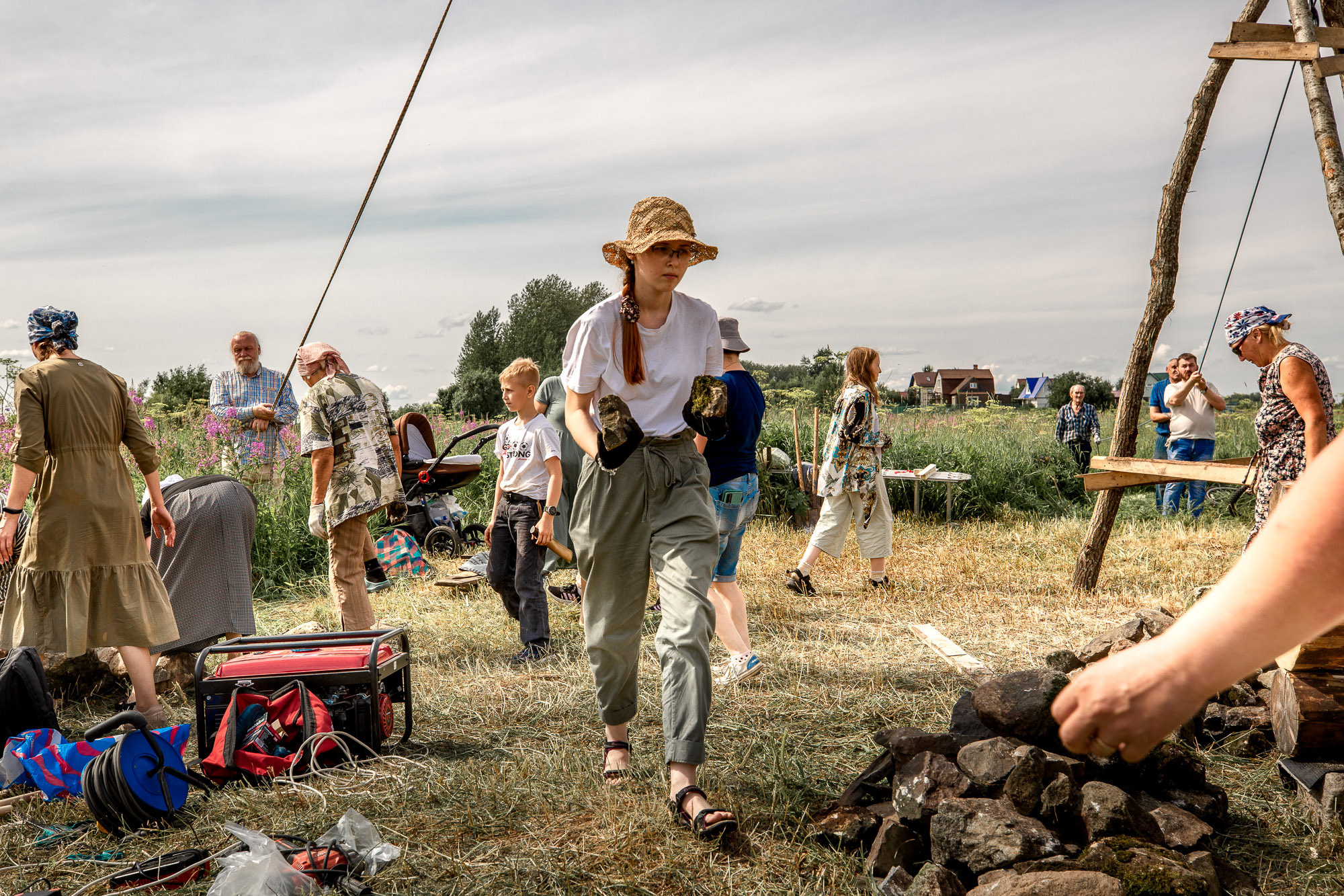 Воздвижение поклонного креста. Кегостров. Фотограф — путешественник Светлана Романовская