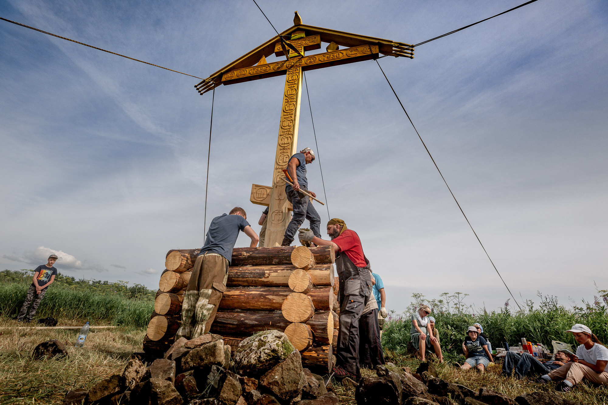 Воздвижение поклонного креста. Кегостров. Фотограф — путешественник Светлана Романовская