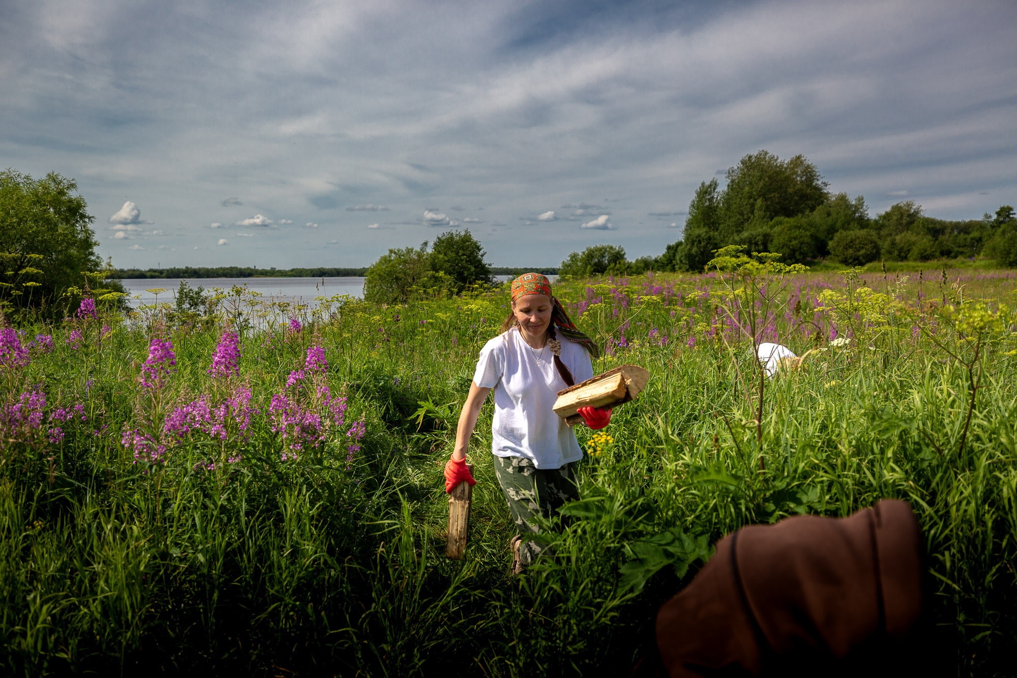 Воздвижение поклонного креста. Кегостров. Фотограф — путешественник Светлана Романовская