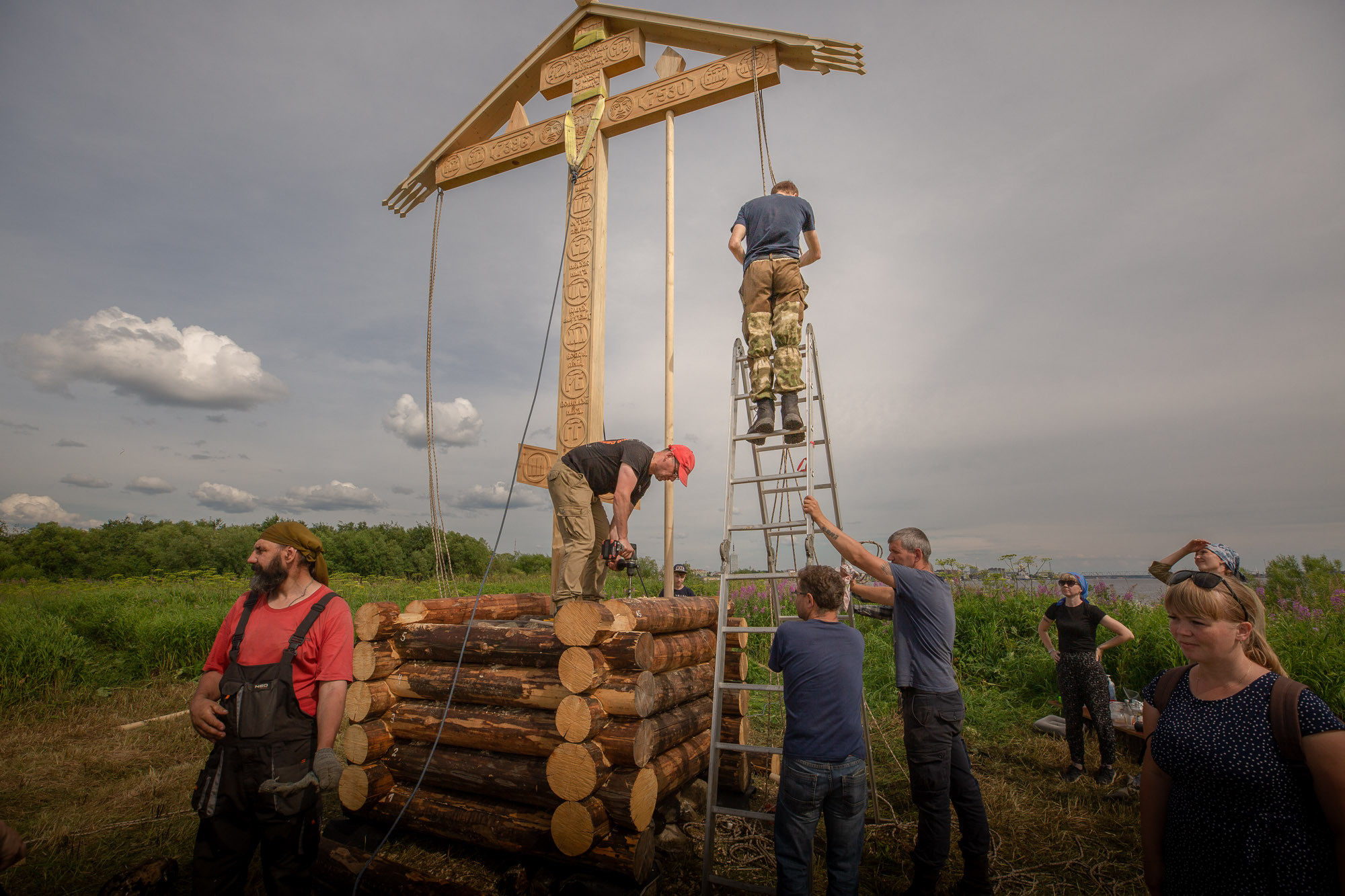 Воздвижение поклонного креста. Кегостров. Фотограф — путешественник Светлана Романовская