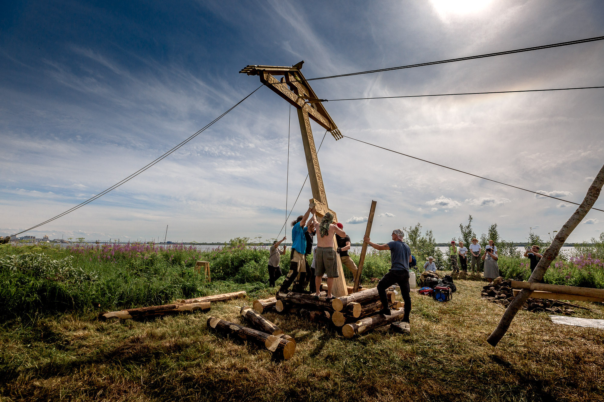 Воздвижение поклонного креста. Кегостров. Фотограф — путешественник Светлана Романовская