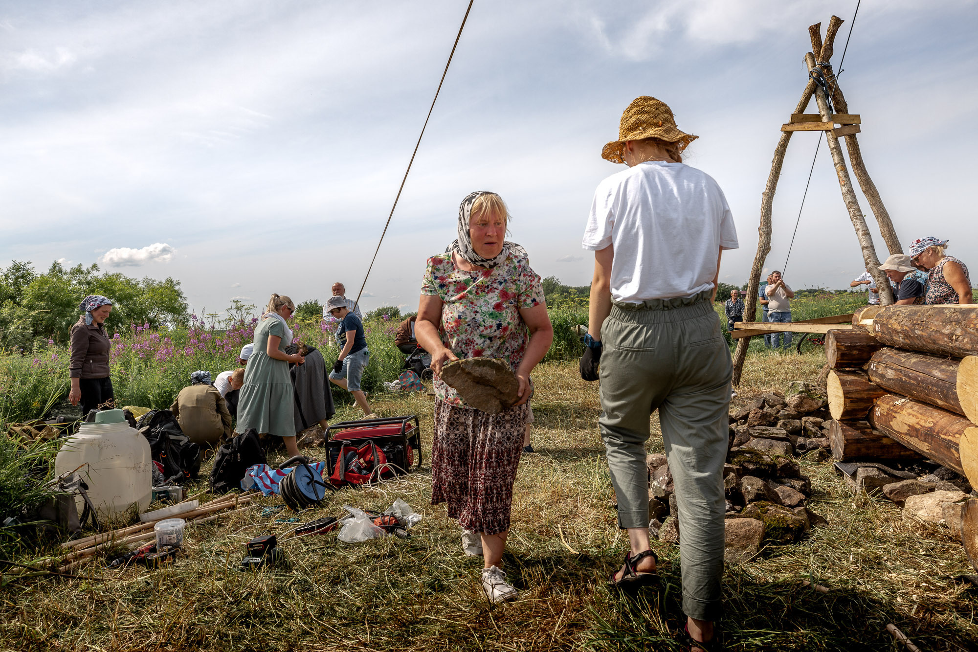 Воздвижение поклонного креста. Кегостров. Фотограф — путешественник Светлана Романовская