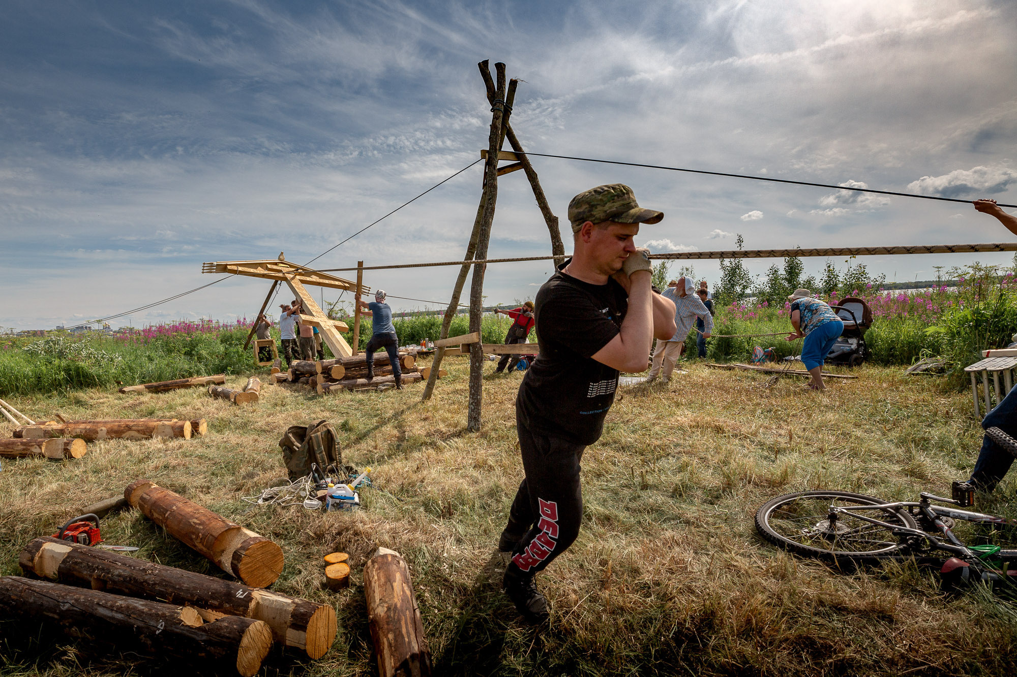 Воздвижение поклонного креста. Кегостров. Фотограф — путешественник Светлана Романовская