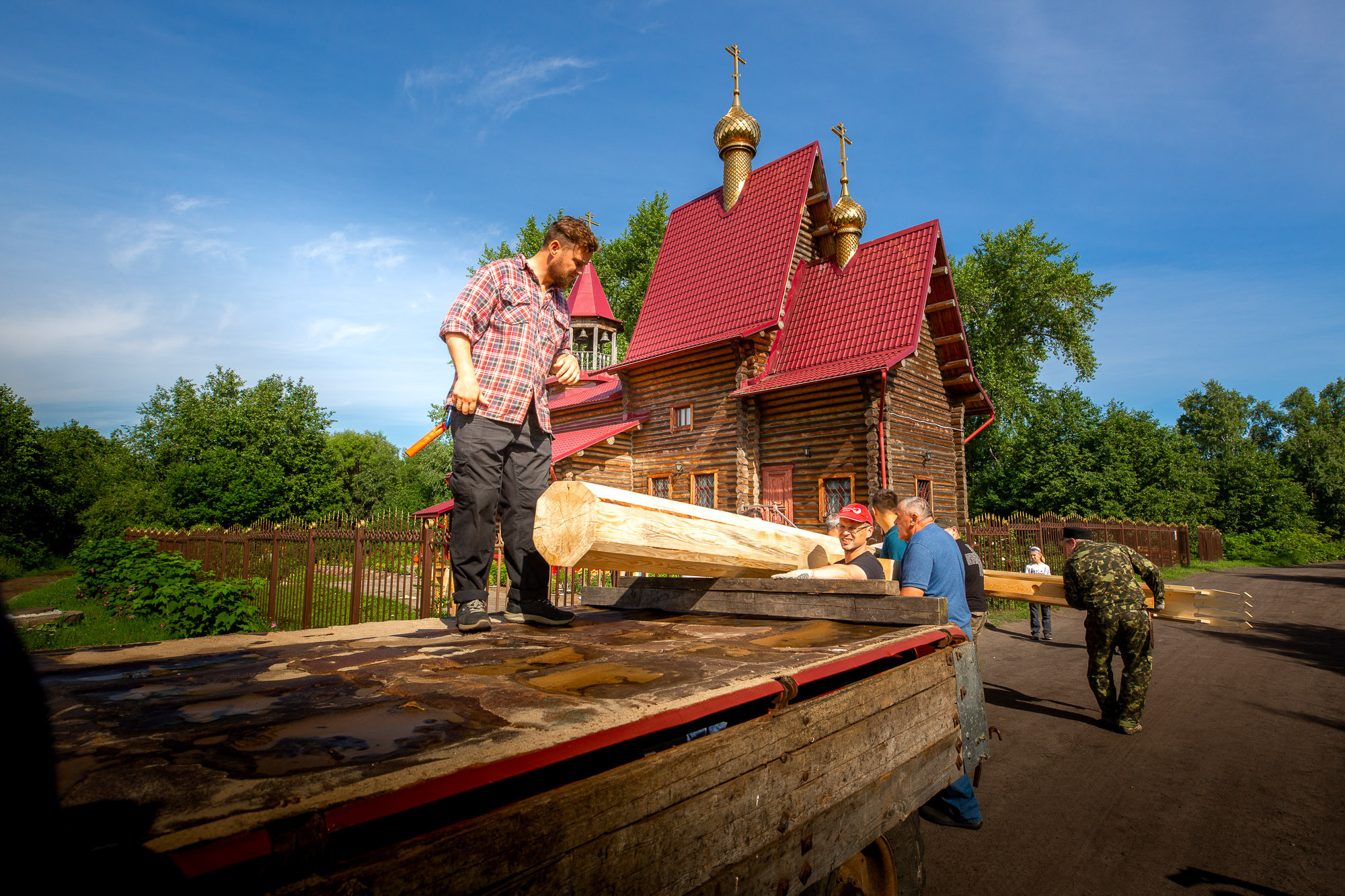 Воздвижение поклонного креста. Кегостров. Фотограф — путешественник Светлана Романовская