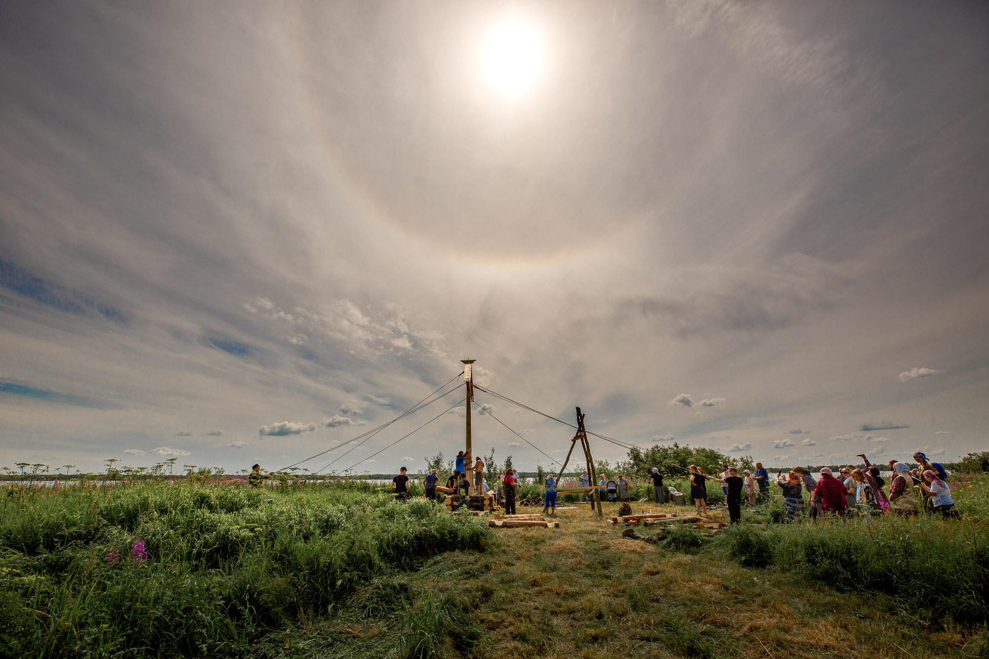 Воздвижение поклонного креста. Кегостров. Фотограф — путешественник Светлана Романовская