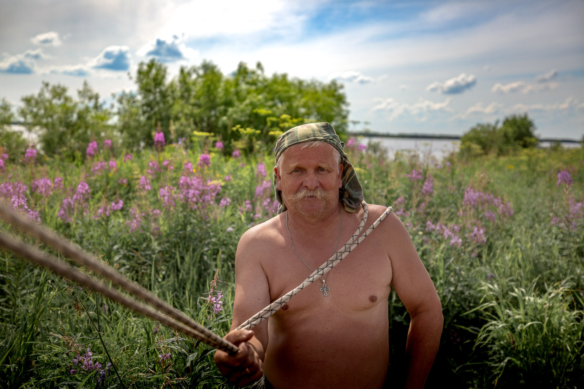Воздвижение поклонного креста. Кегостров. Фотограф — путешественник Светлана Романовская