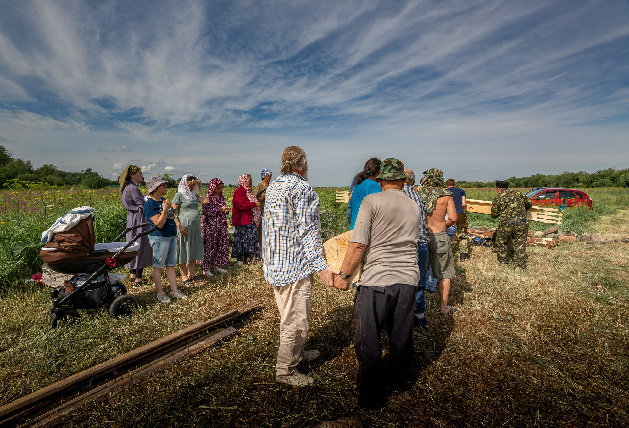 Воздвижение поклонного креста. Кегостров. Фотограф — путешественник Светлана Романовская