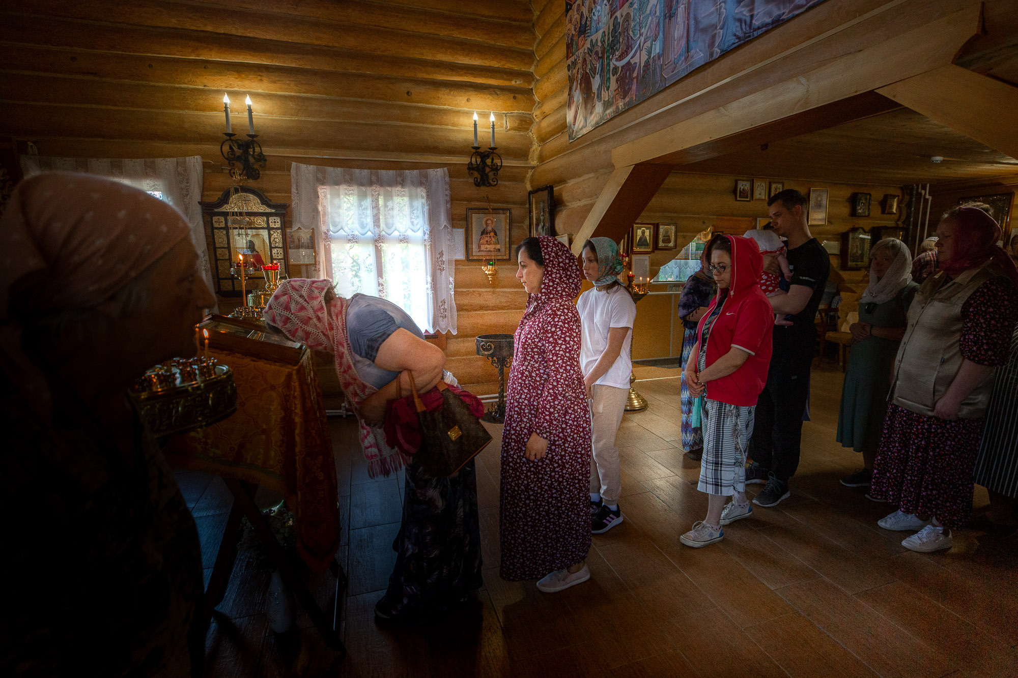 Воздвижение поклонного креста. Кегостров. Фотограф — путешественник Светлана Романовская