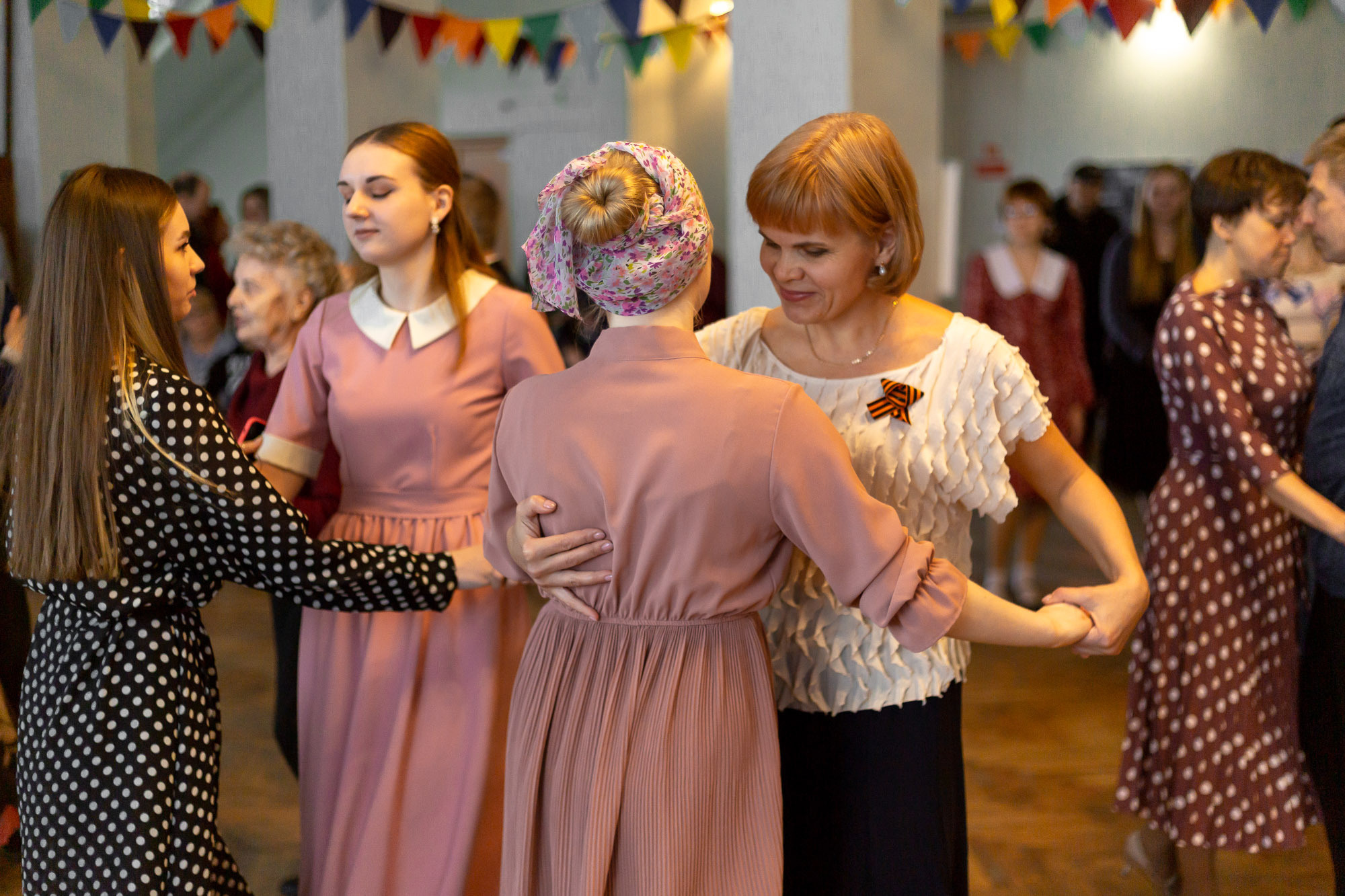 Ретро-танцы 8 мая 2022 г. ДОФ. Фотограф — путешественник Светлана Романовская