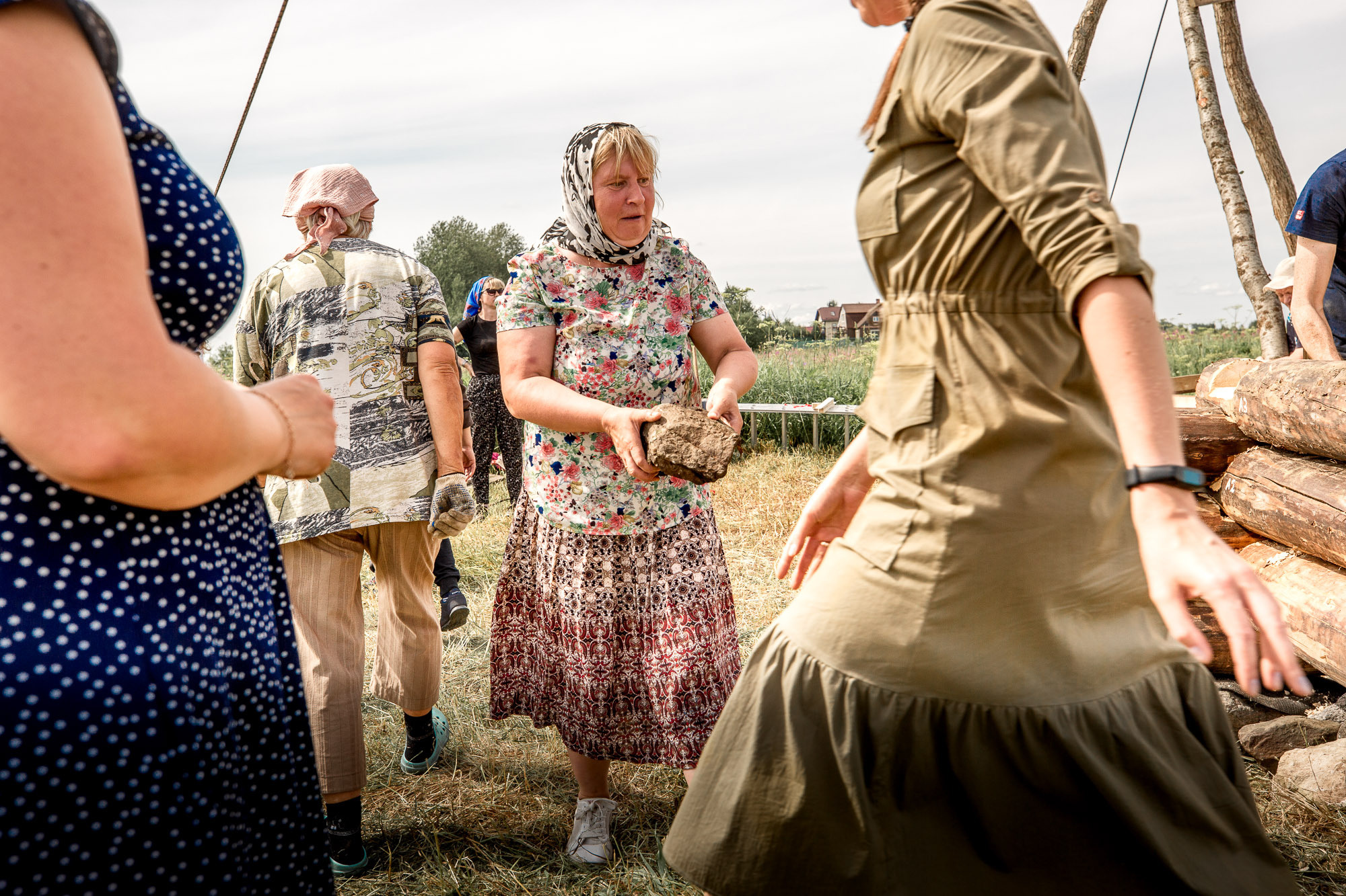 Воздвижение поклонного креста. Кегостров. Фотограф — путешественник Светлана Романовская