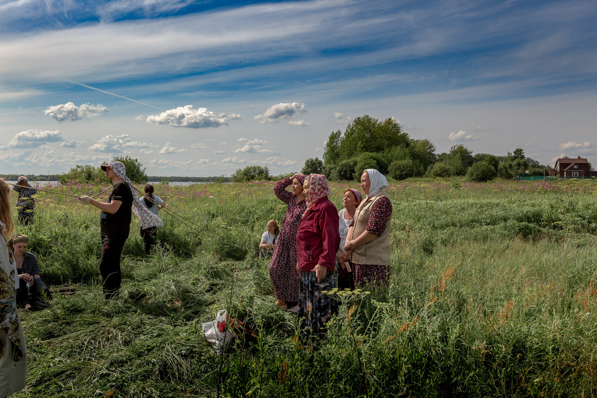 Воздвижение поклонного креста. Кегостров. Фотограф — путешественник Светлана Романовская