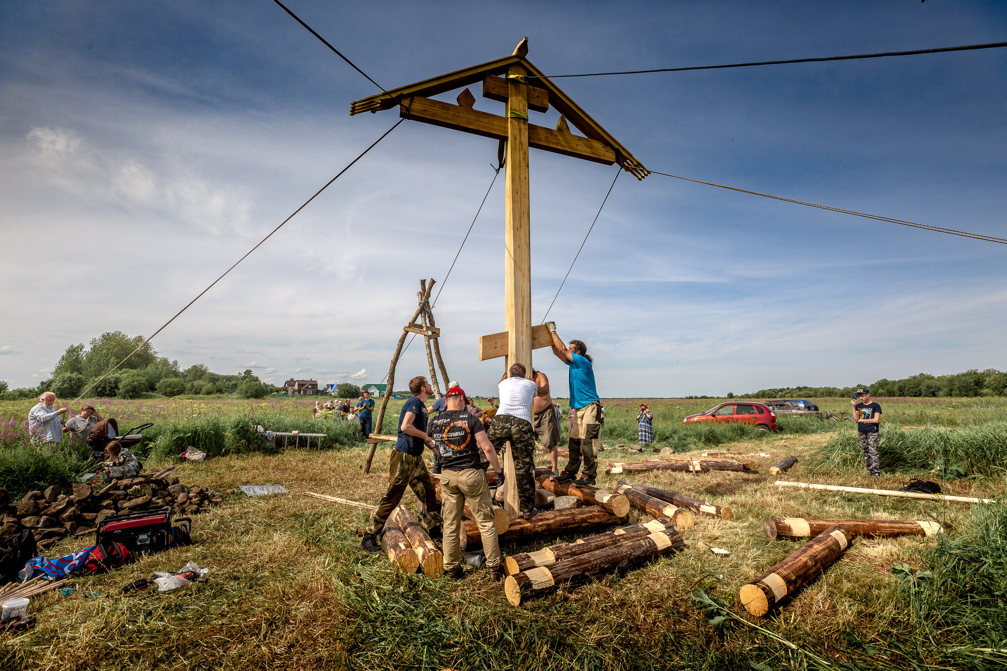 Воздвижение поклонного креста. Кегостров. Фотограф — путешественник Светлана Романовская
