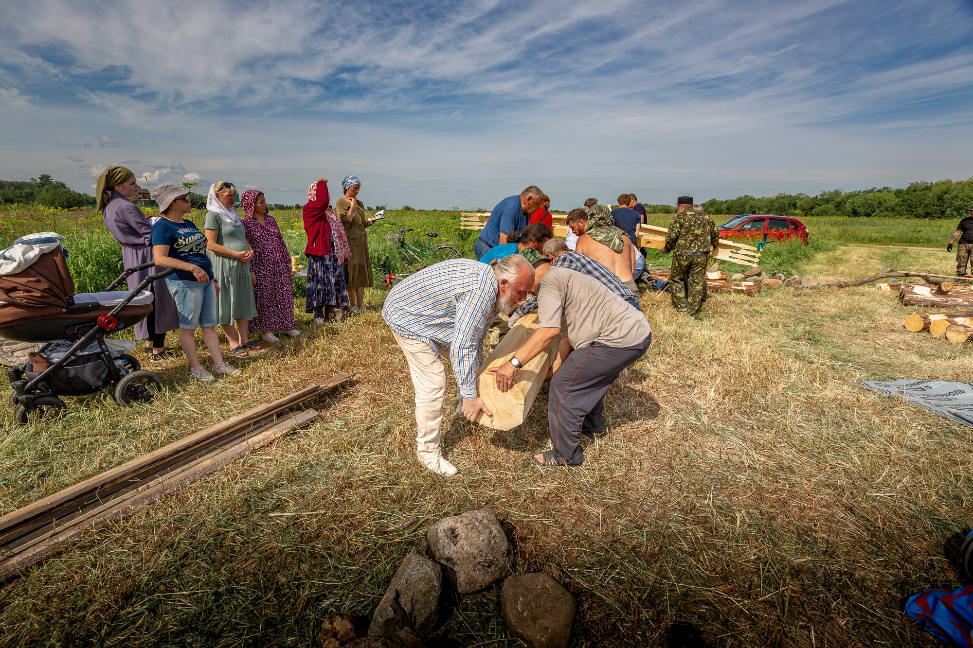 Воздвижение поклонного креста. Кегостров. Фотограф — путешественник Светлана Романовская