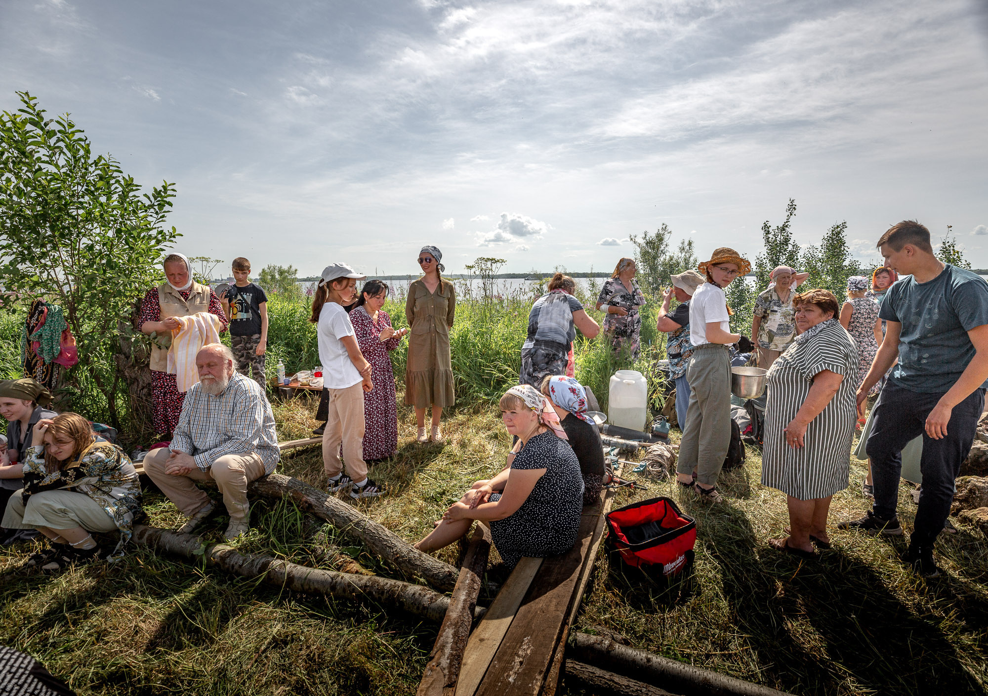 Воздвижение поклонного креста. Кегостров. Фотограф — путешественник Светлана Романовская