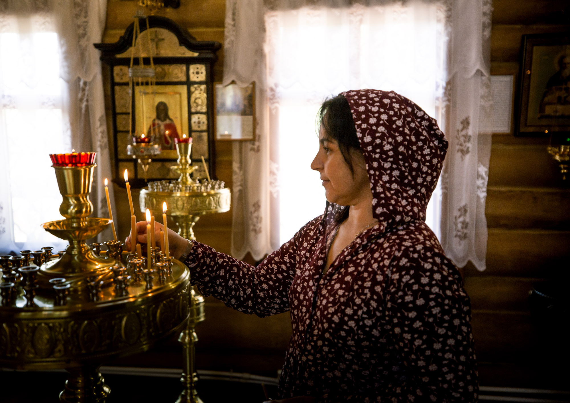 Воздвижение поклонного креста. Кегостров. Фотограф — путешественник Светлана Романовская