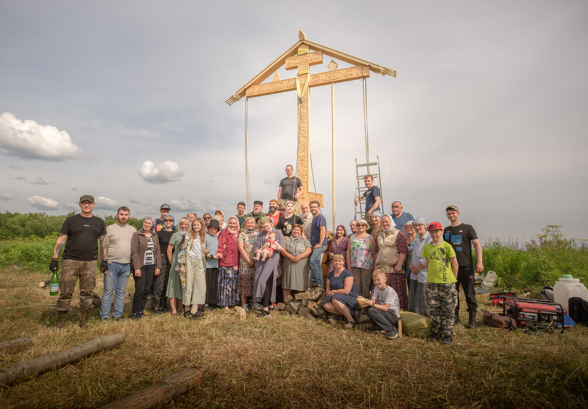 Воздвижение поклонного креста. Кегостров. Фотограф — путешественник Светлана Романовская