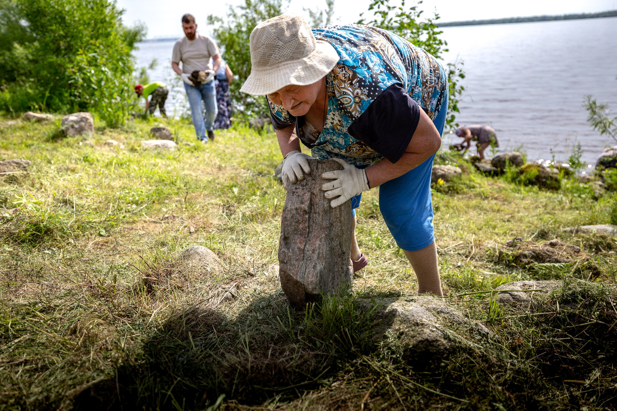 Воздвижение поклонного креста. Кегостров. Фотограф — путешественник Светлана Романовская