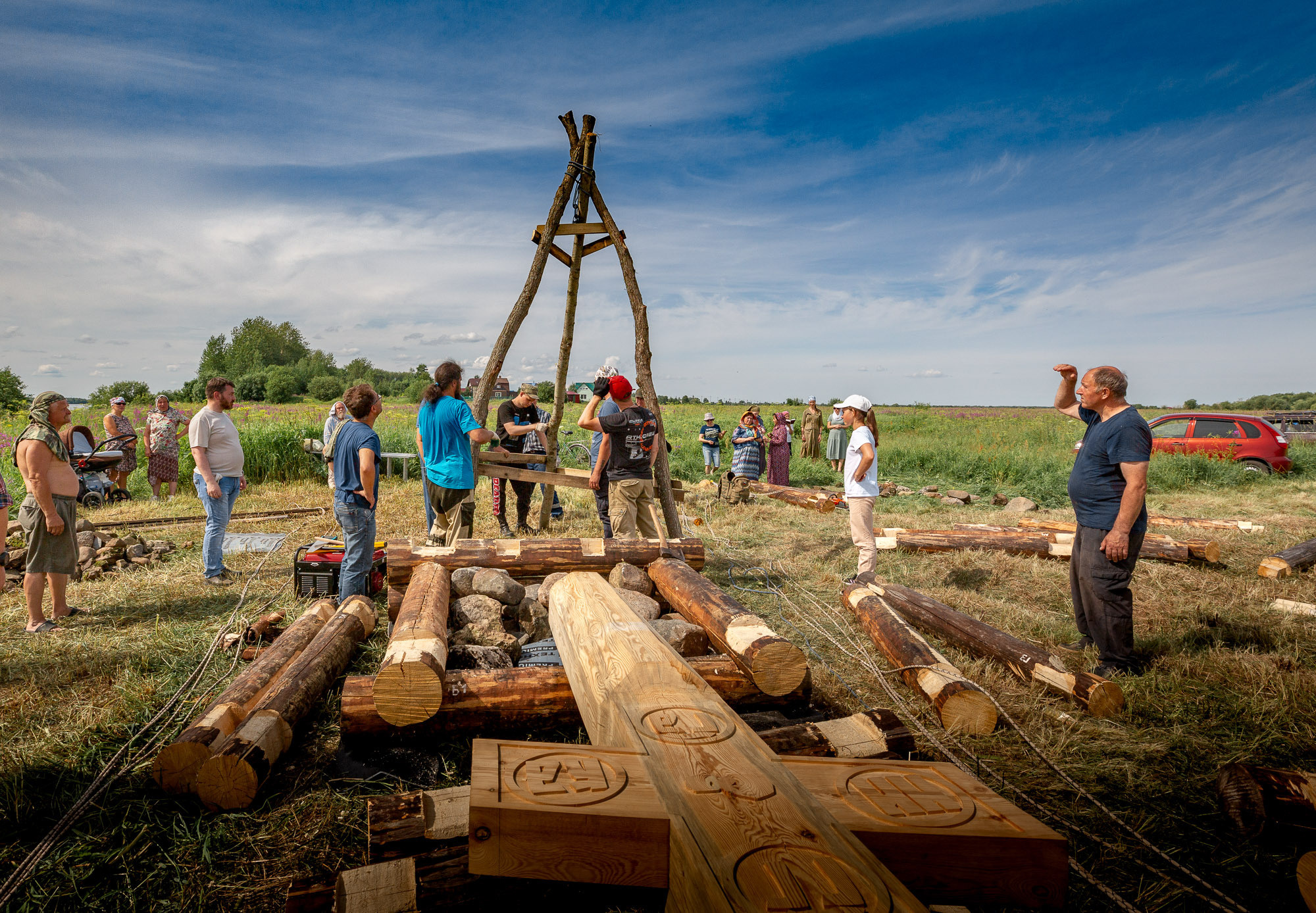 Воздвижение поклонного креста. Кегостров. Фотограф — путешественник Светлана Романовская