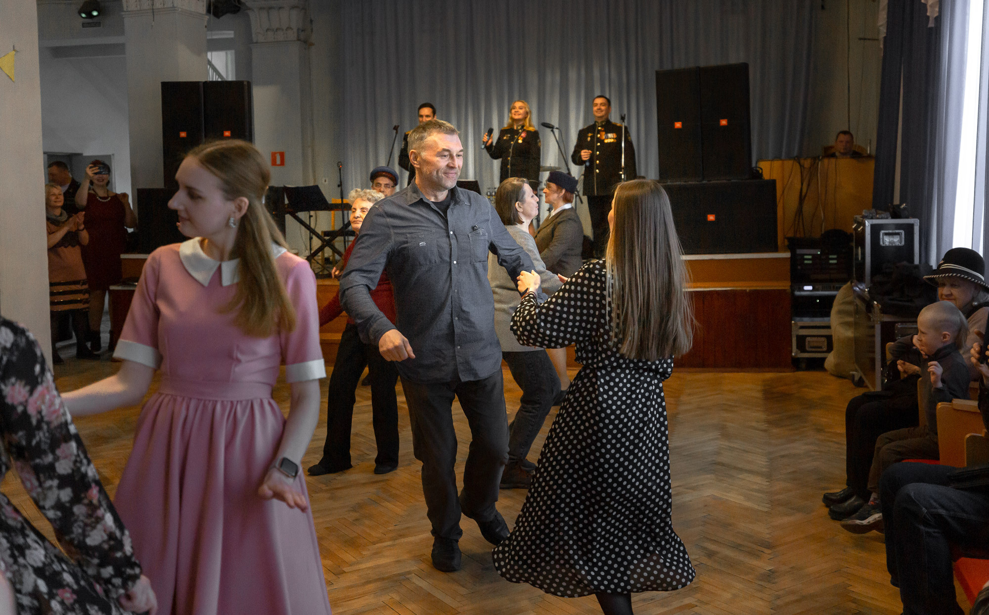 Ретро-танцы 8 мая 2022 г. ДОФ. Фотограф — путешественник Светлана Романовская