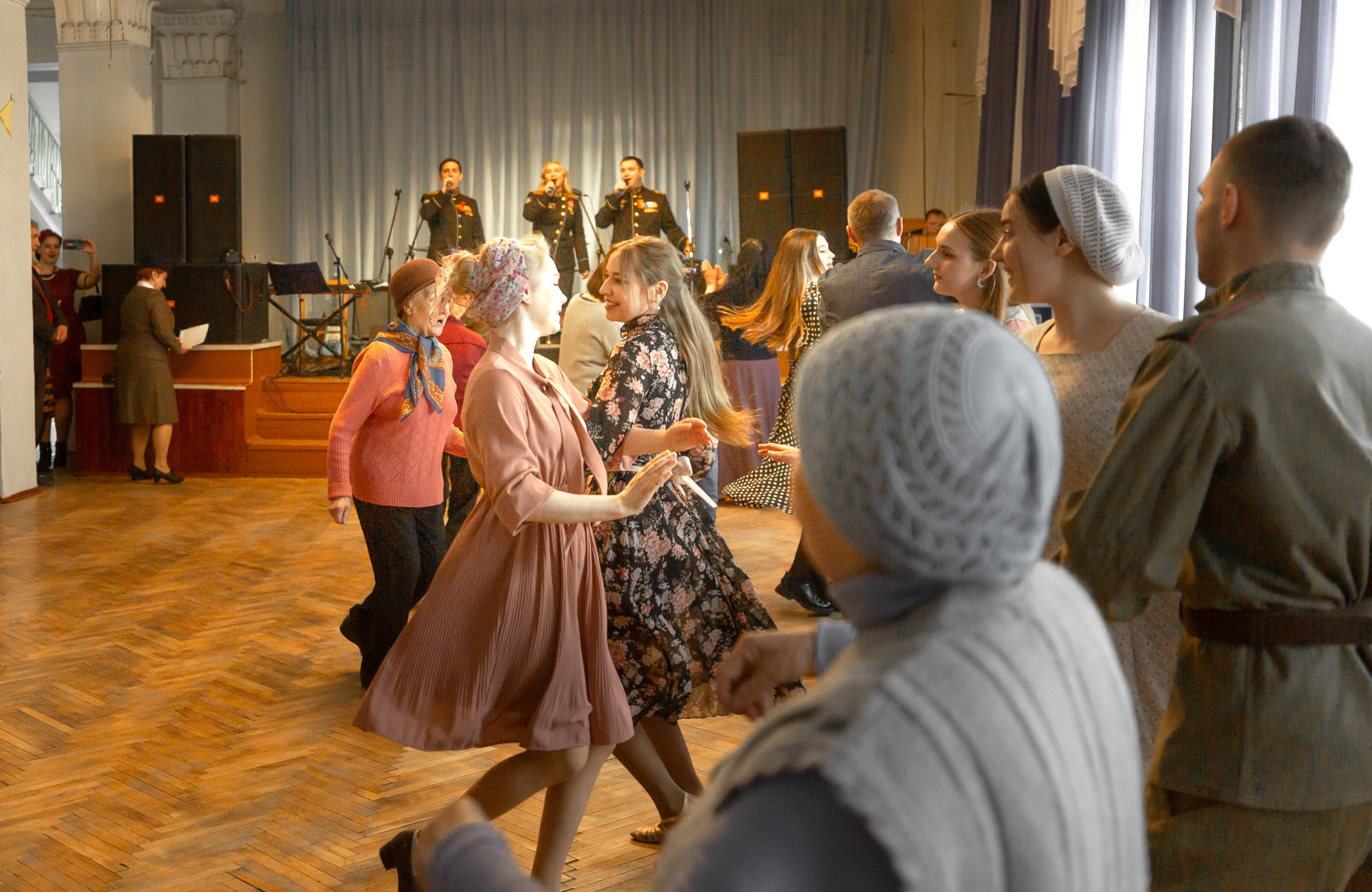 Ретро-танцы 8 мая 2022 г. ДОФ. Фотограф — путешественник Светлана Романовская
