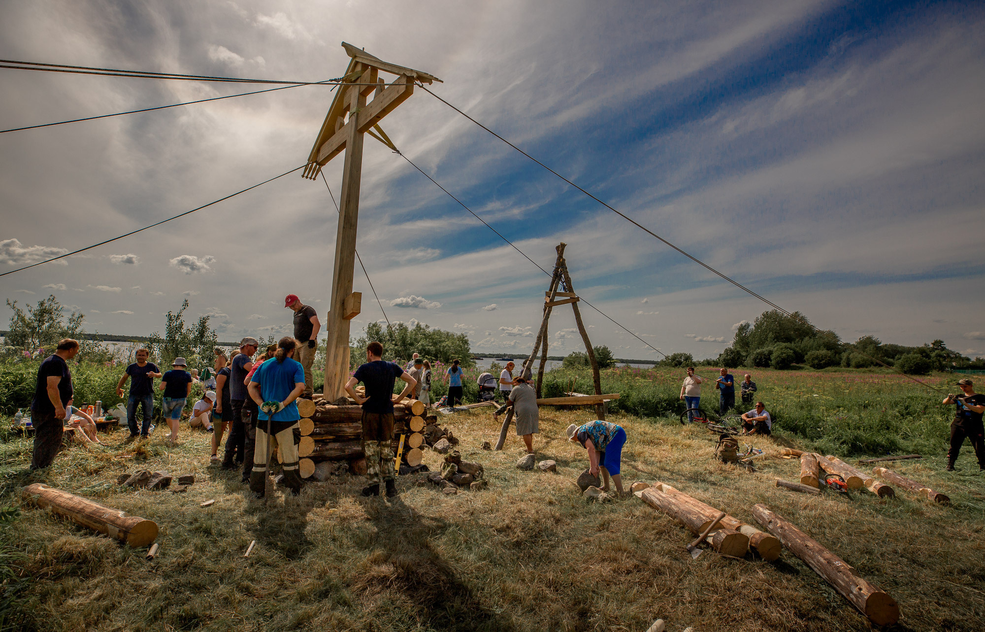 Воздвижение поклонного креста. Кегостров. Фотограф — путешественник Светлана Романовская