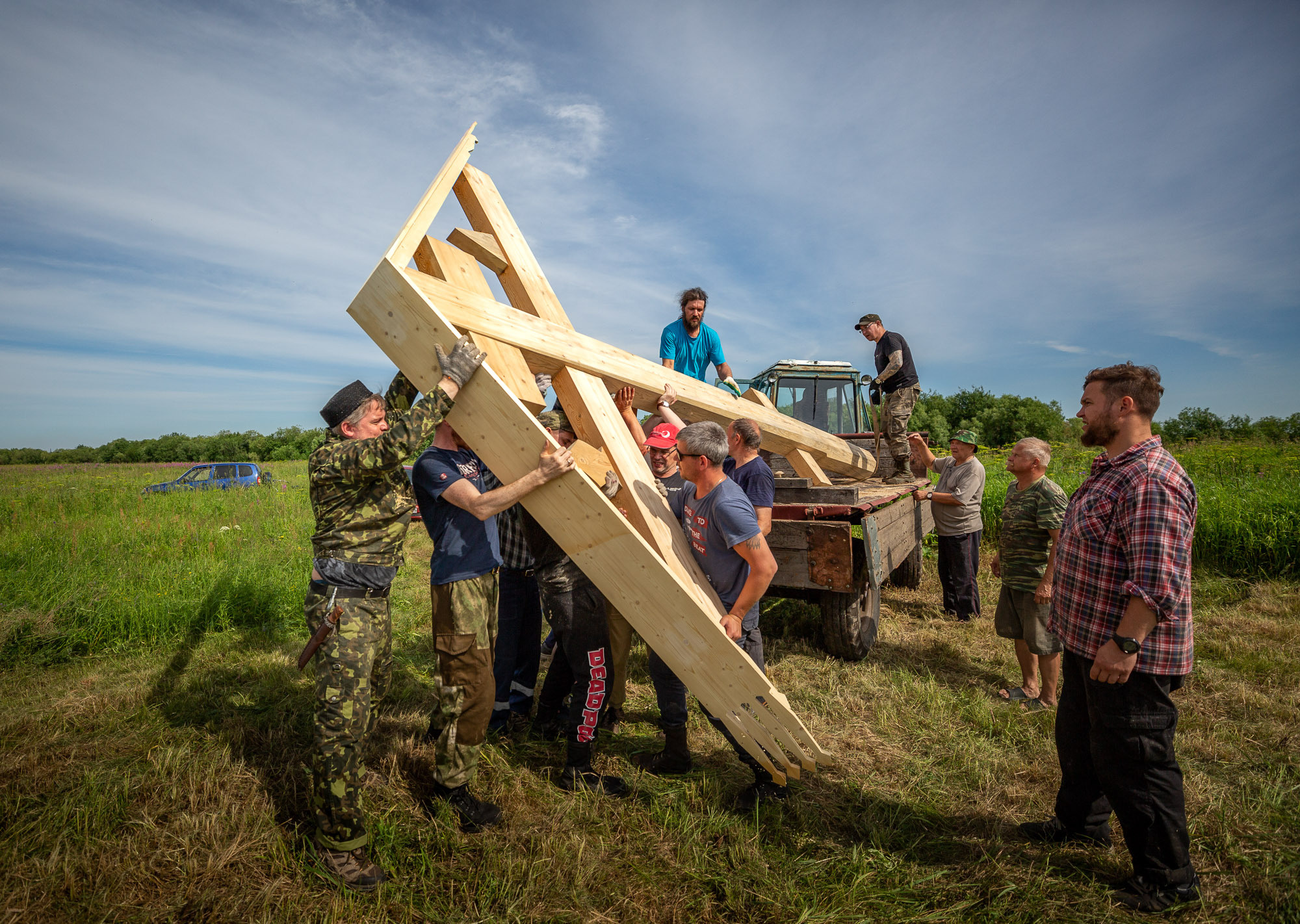 Воздвижение поклонного креста. Кегостров. Фотограф — путешественник Светлана Романовская