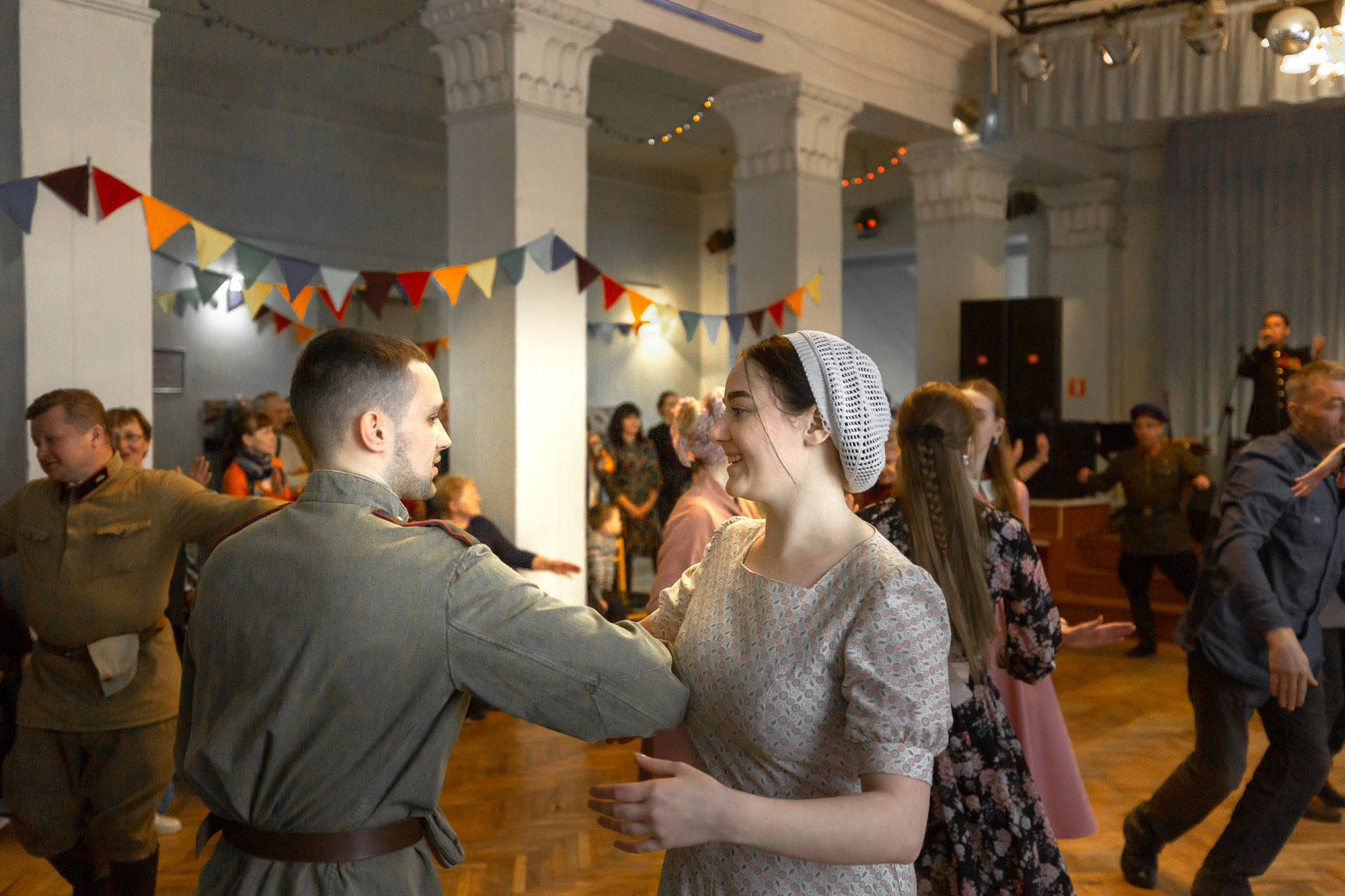 Ретро-танцы 8 мая 2022 г. ДОФ. Фотограф — путешественник Светлана Романовская