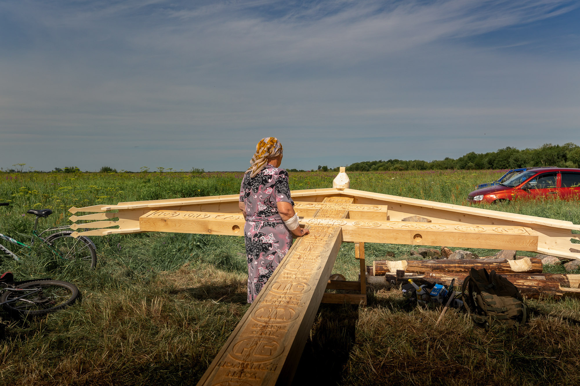 Воздвижение поклонного креста. Кегостров. Фотограф — путешественник Светлана Романовская