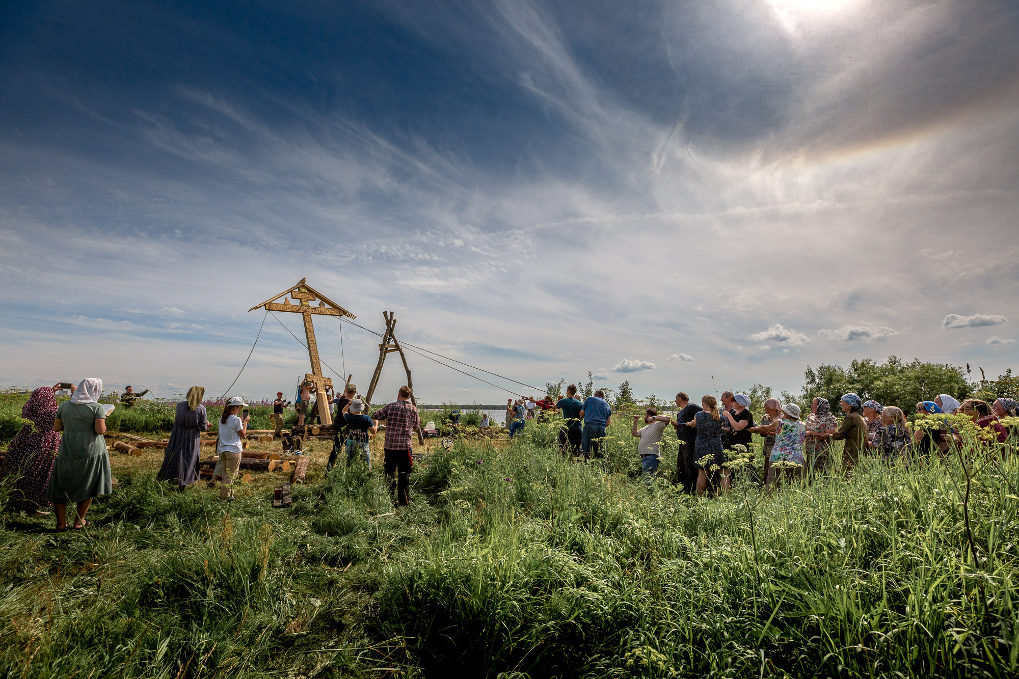 Воздвижение поклонного креста. Кегостров. Фотограф — путешественник Светлана Романовская