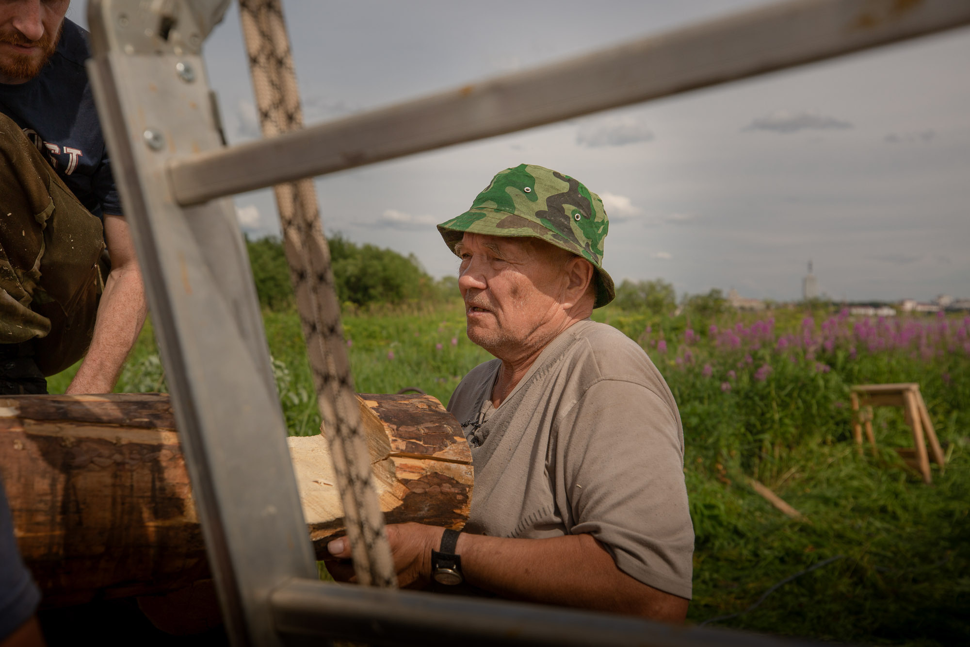 Воздвижение поклонного креста. Кегостров. Фотограф — путешественник Светлана Романовская