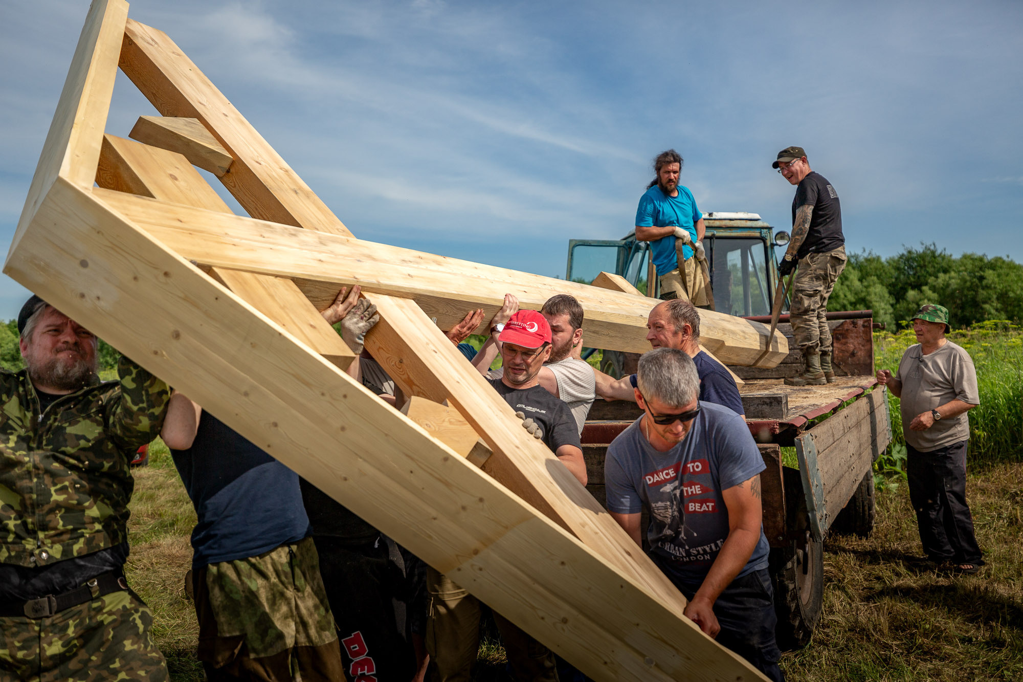 Воздвижение поклонного креста. Кегостров. Фотограф — путешественник Светлана Романовская