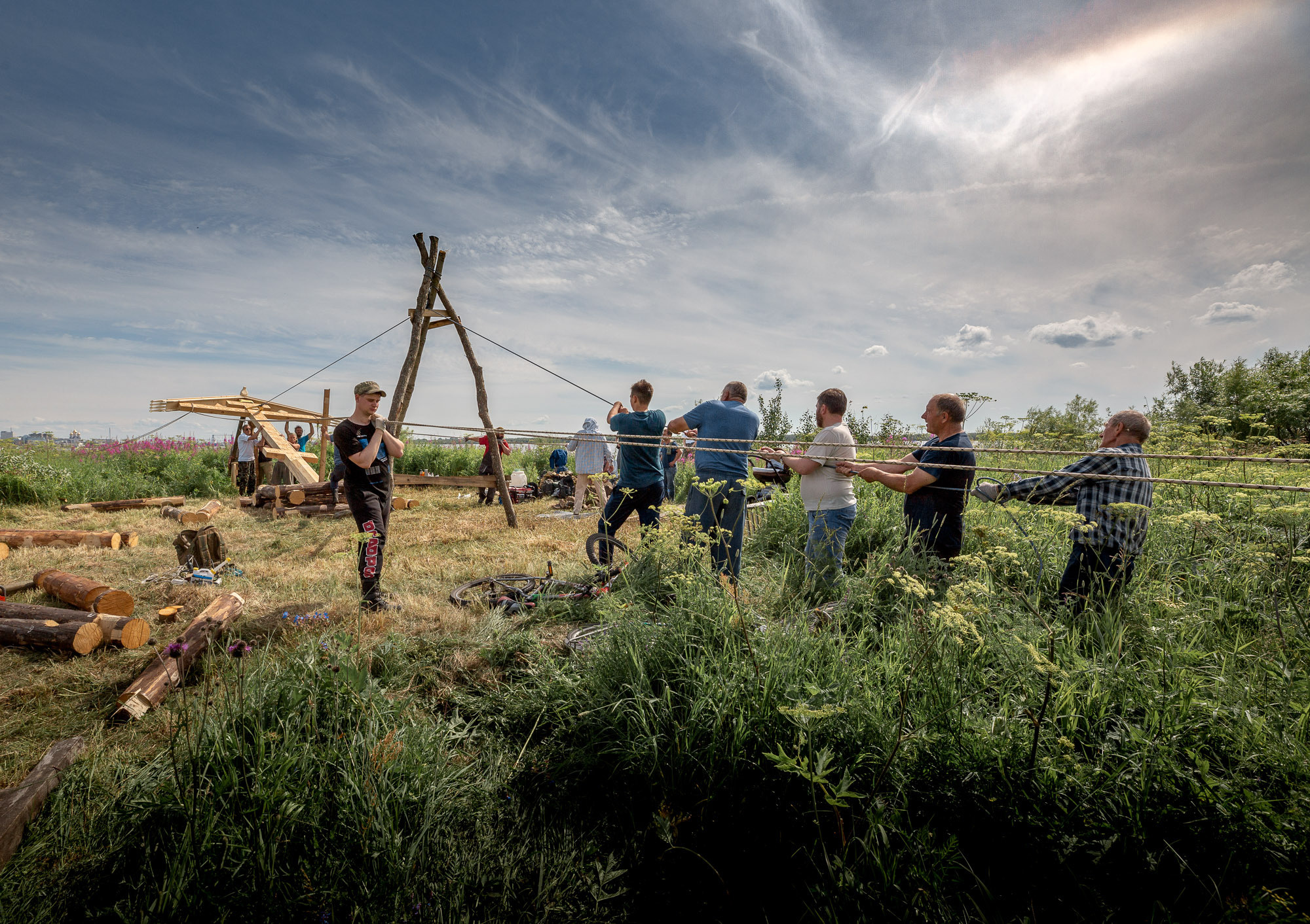Воздвижение поклонного креста. Кегостров. Фотограф — путешественник Светлана Романовская