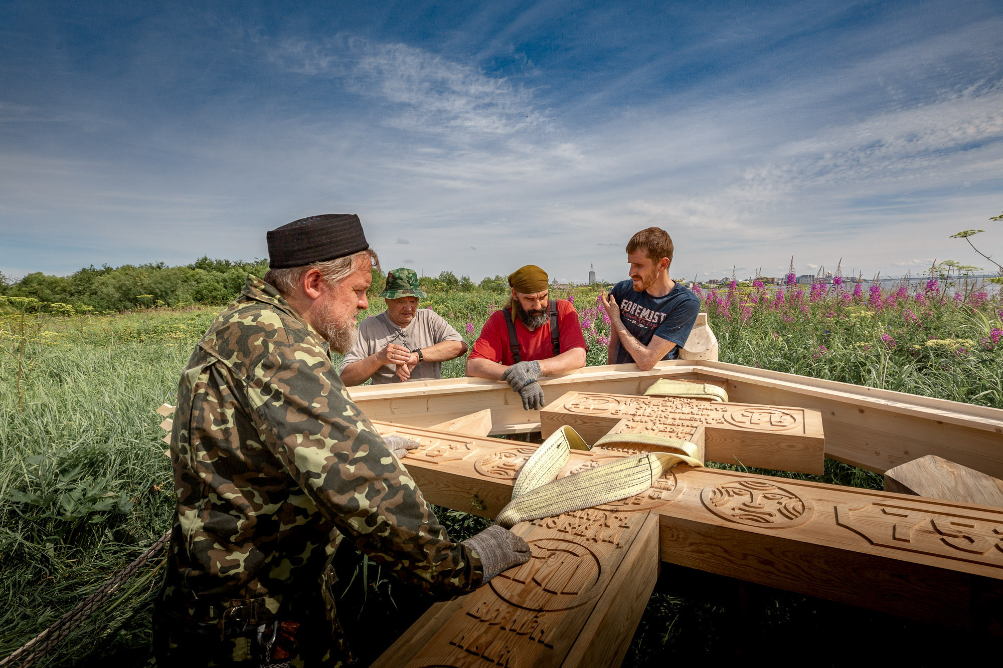 Воздвижение поклонного креста. Кегостров. Фотограф — путешественник Светлана Романовская