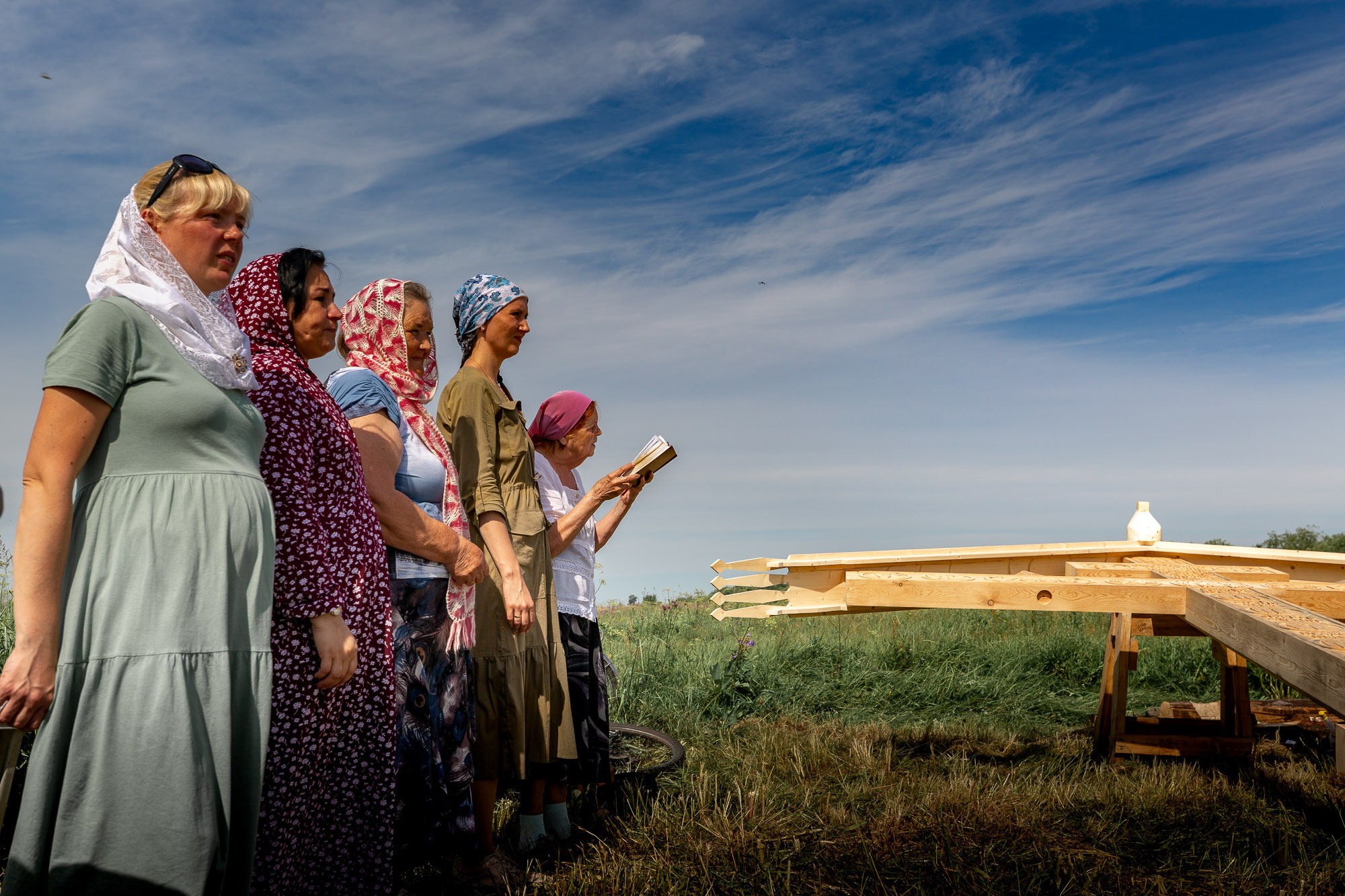 Воздвижение поклонного креста. Кегостров. Фотограф — путешественник Светлана Романовская